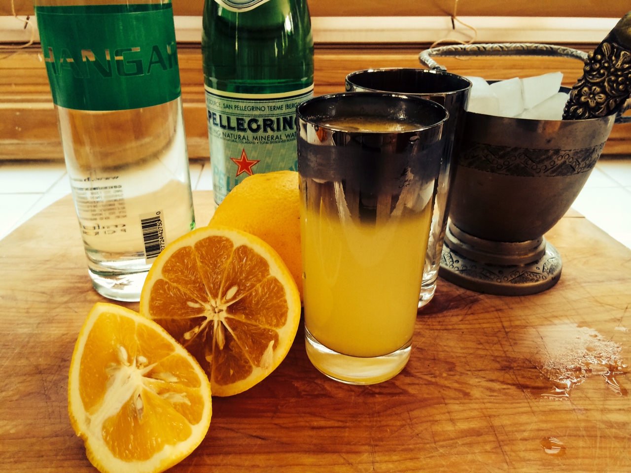 Mandelo Sunday Morning Spritzers: Juice of 3 Mandelos 3 oz of vodka 6 oz of sparkling water Serves 2 3 ingredients--that's it! Call it a day! Everyday should be so easy.