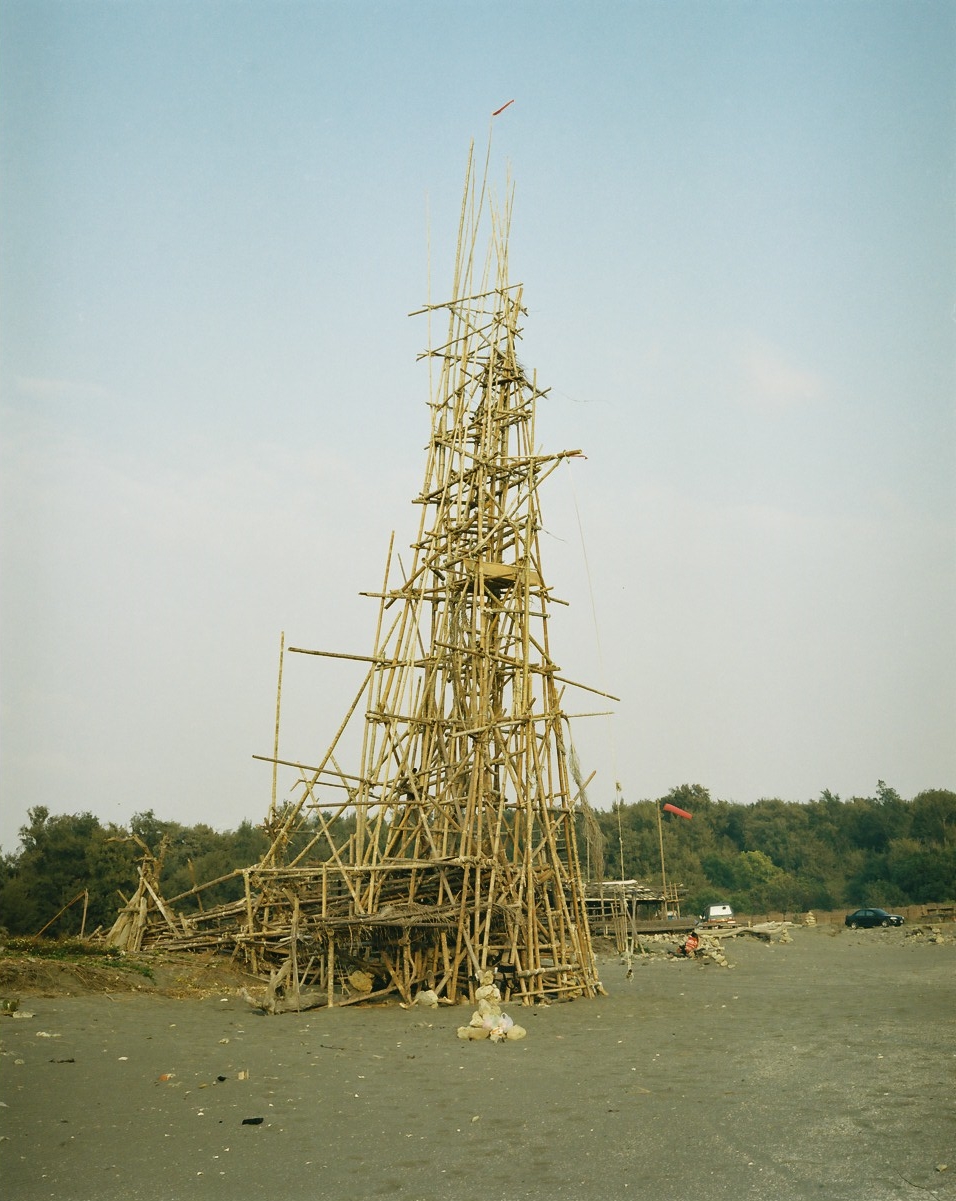 アンピンの海岸に建てられた通称「アークンタワー」。「なんだか退屈だったから」という理由で3日かけて建てた巨大な竹のタワー。もちろん許可はとっていない。夏のあいだタワーの上で遊んだり、夕涼みをしていたがそれもそろそろ飽きたらしく、台風が来てタワーを壊してくれるのを待っているらしい。