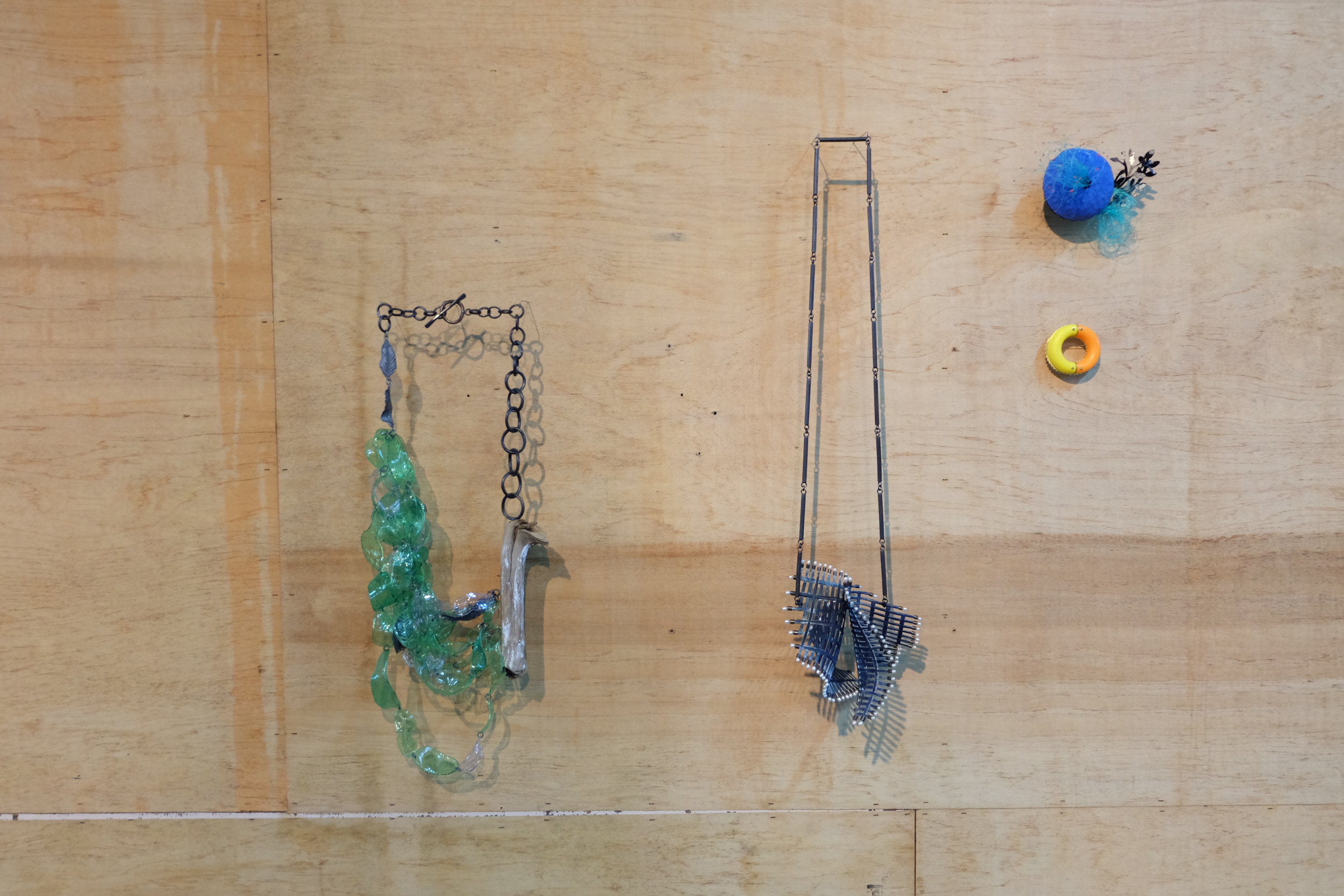 島に流れ着いたゴミで作られたアクセサリー