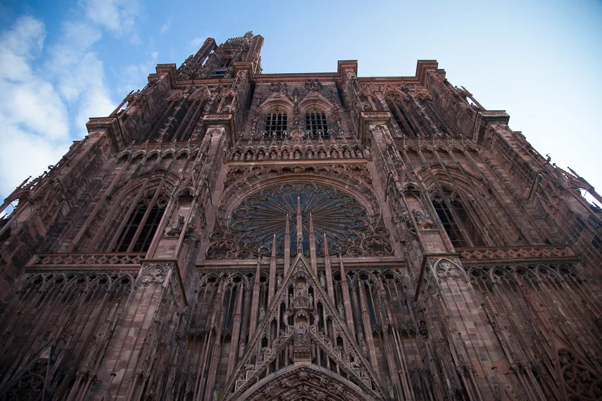 Mykistävä Notre Dame de Strasbourg -katedraali tarjoaa maamerkin, jonka avulla kaupungissa on helppo suunnistaa.
