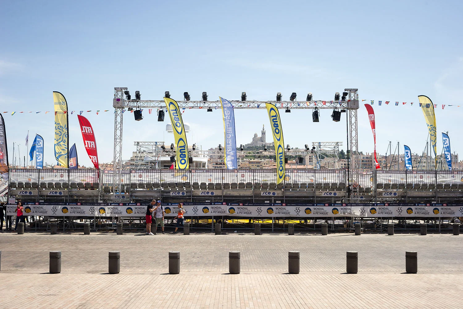 Le terrain des finales, devant la mairie de Marseille et en face de Notre-Dame de la Garde 55ème Mondial la Marseillaise à Pétanque. Sur le vieux port de Marseille, 2016. www.mondialapetanque.com
