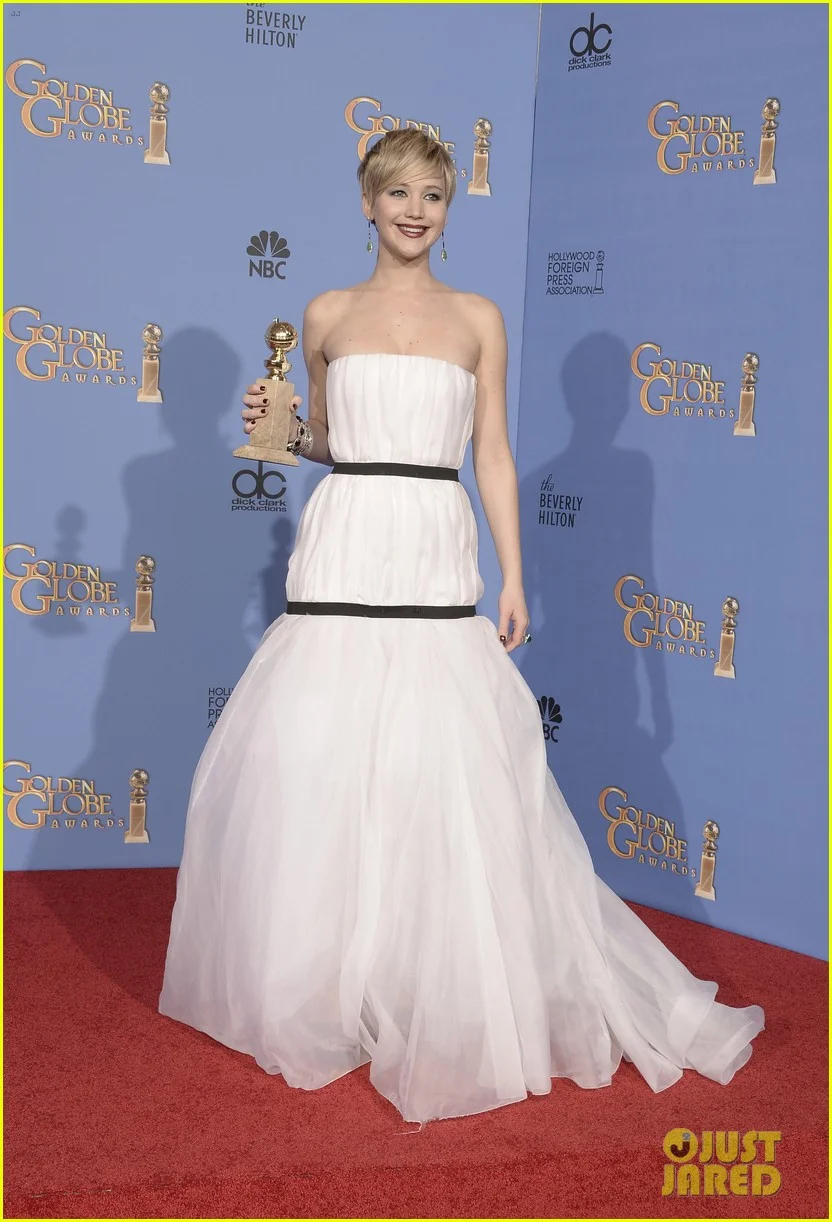 jennifer-lawrence-shows-off-golden-globe-in-press-room-photos-01.jpg