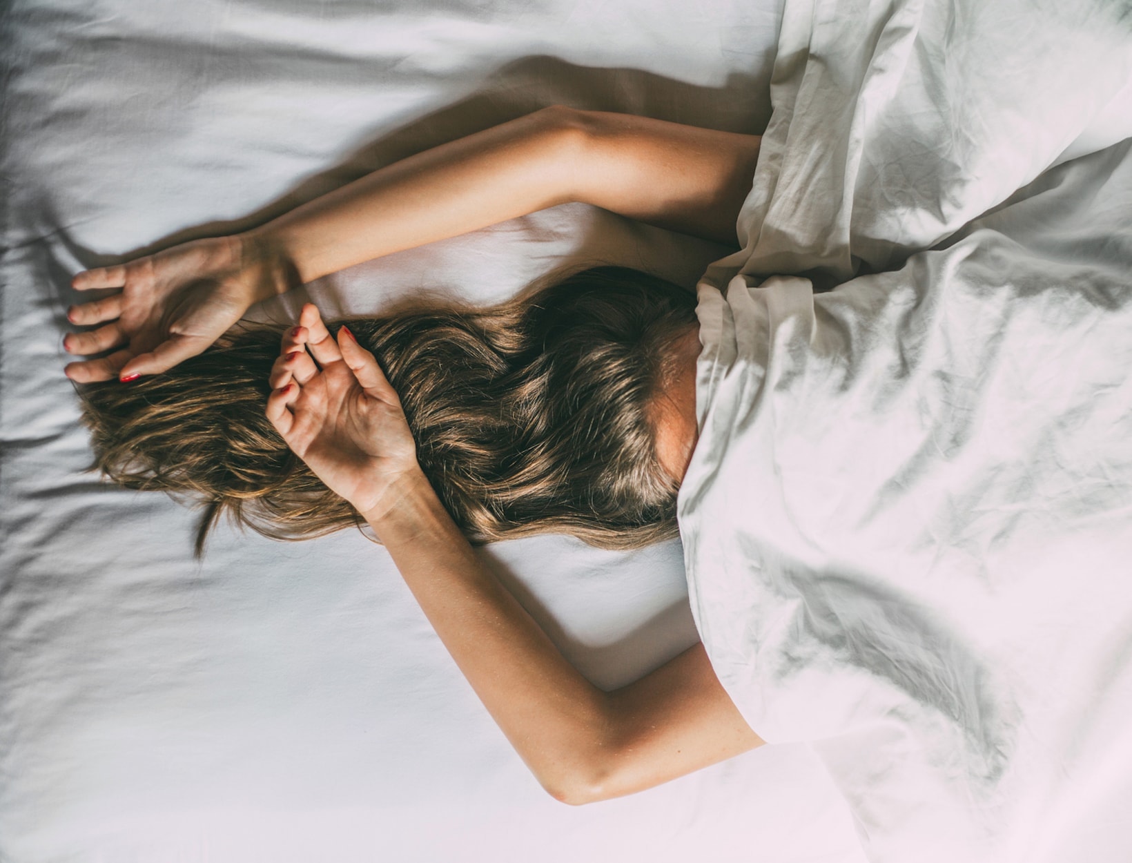 How-to-Get-Through-a-Hangover-IV-Doctor-Stocksy_txp12d7144eu3m100_Medium_481972-min.jpg