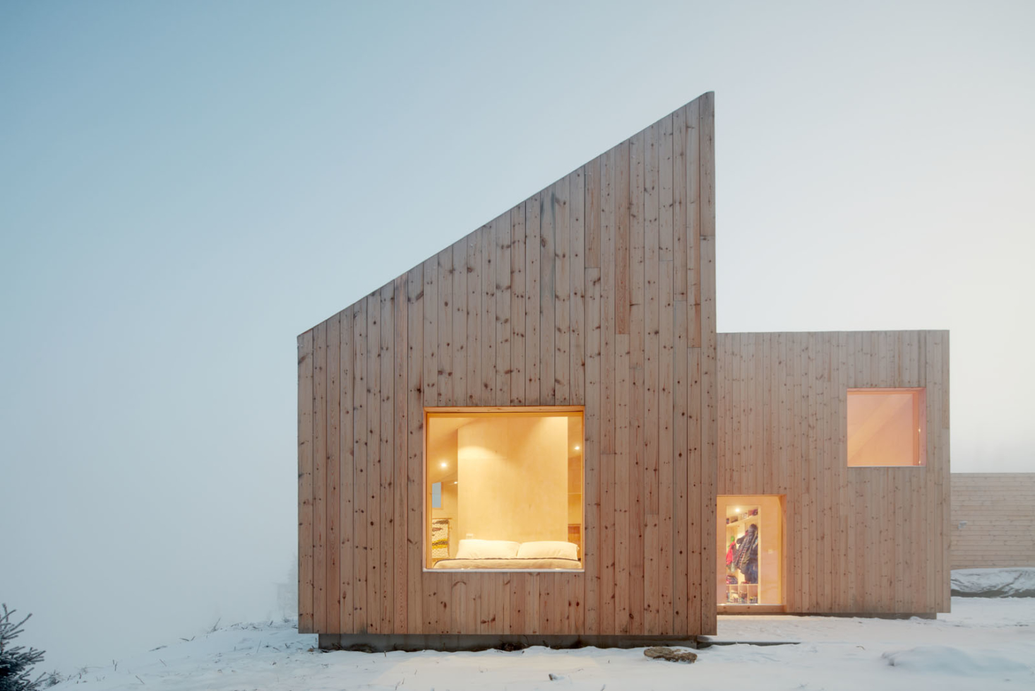 oslo-norway-cabin-gable-roof-pine-siding-mork-ulnes-bruce-damonte-1466x978.jpg