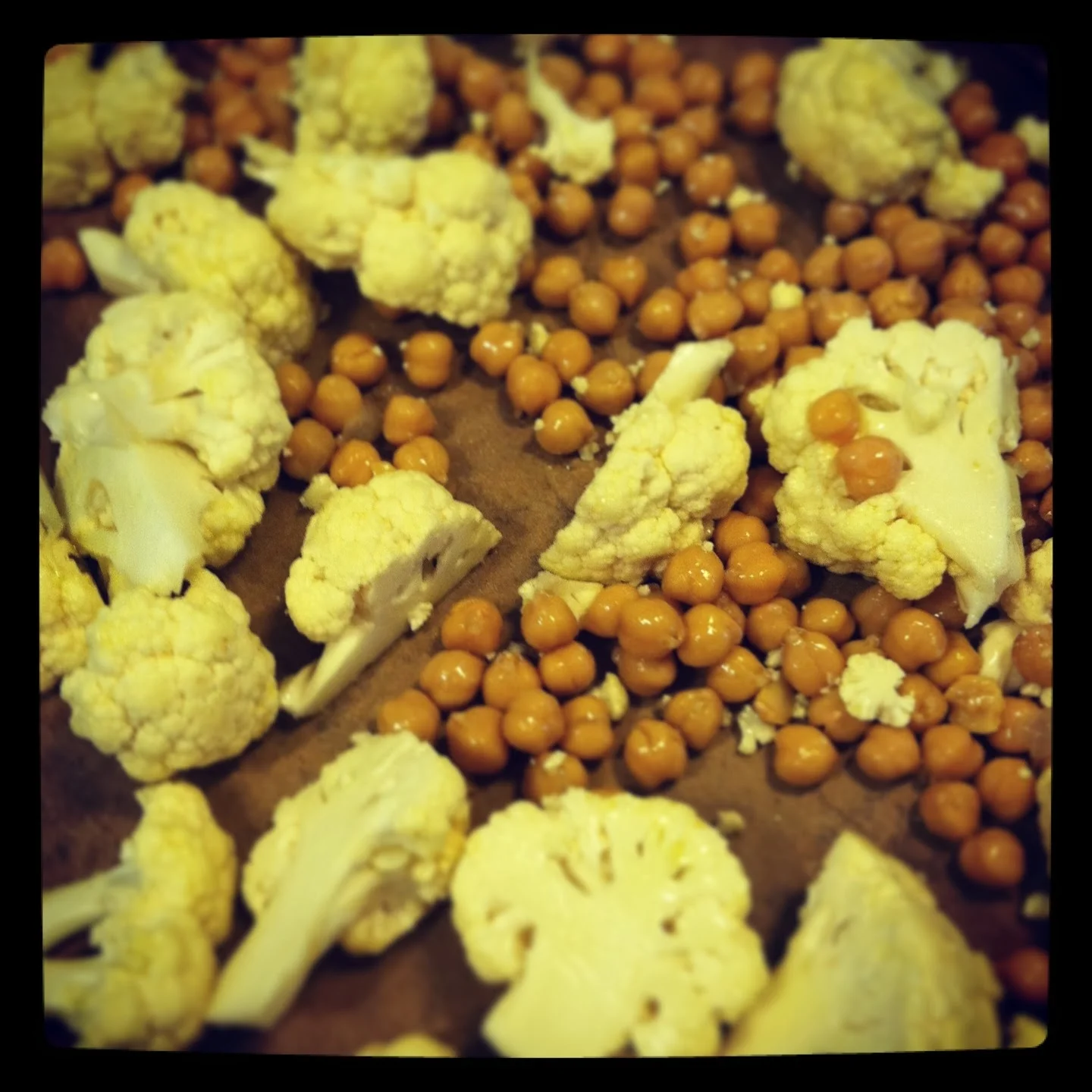  Raw cauliflower and chickpeas