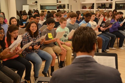 Francisco J. Núñez leads Centreville High School chorus members in workshop
