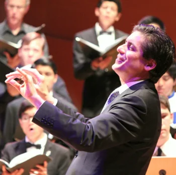 Francisco Núñez conducted his joyous composition, ‘Es Tu Tiempo.’