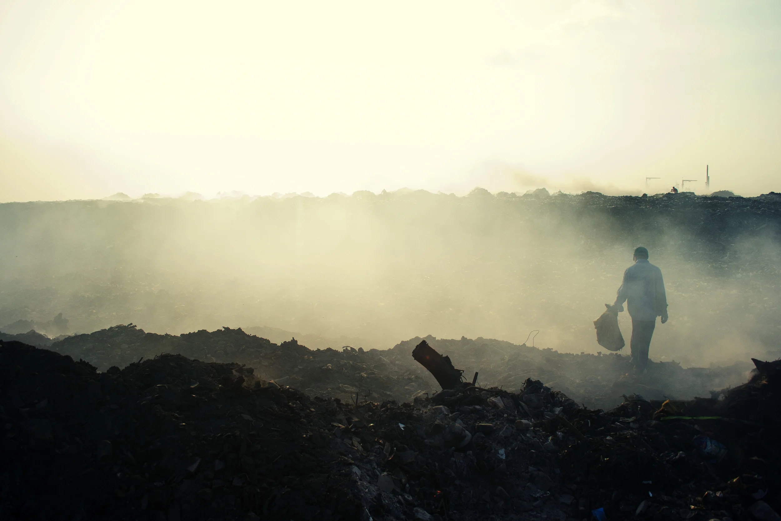 Thilafushi Kuni Gondu - God's dirty little secret This is where they burn the garbage in paradise. Where expatriate workers work all day for less than $0.08 a KG (1MRF per KG) of scrap metal; with no safety equipment. Where garbage just seeps into the ocean as the poisonous tides and toxic winds will (2012)