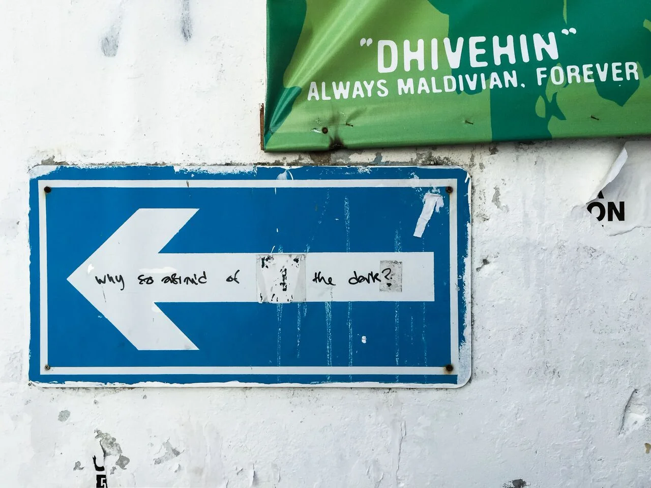 1000 words on Maldivian Art - Nazaal Shiyam's photograph of a one way sign in Malé