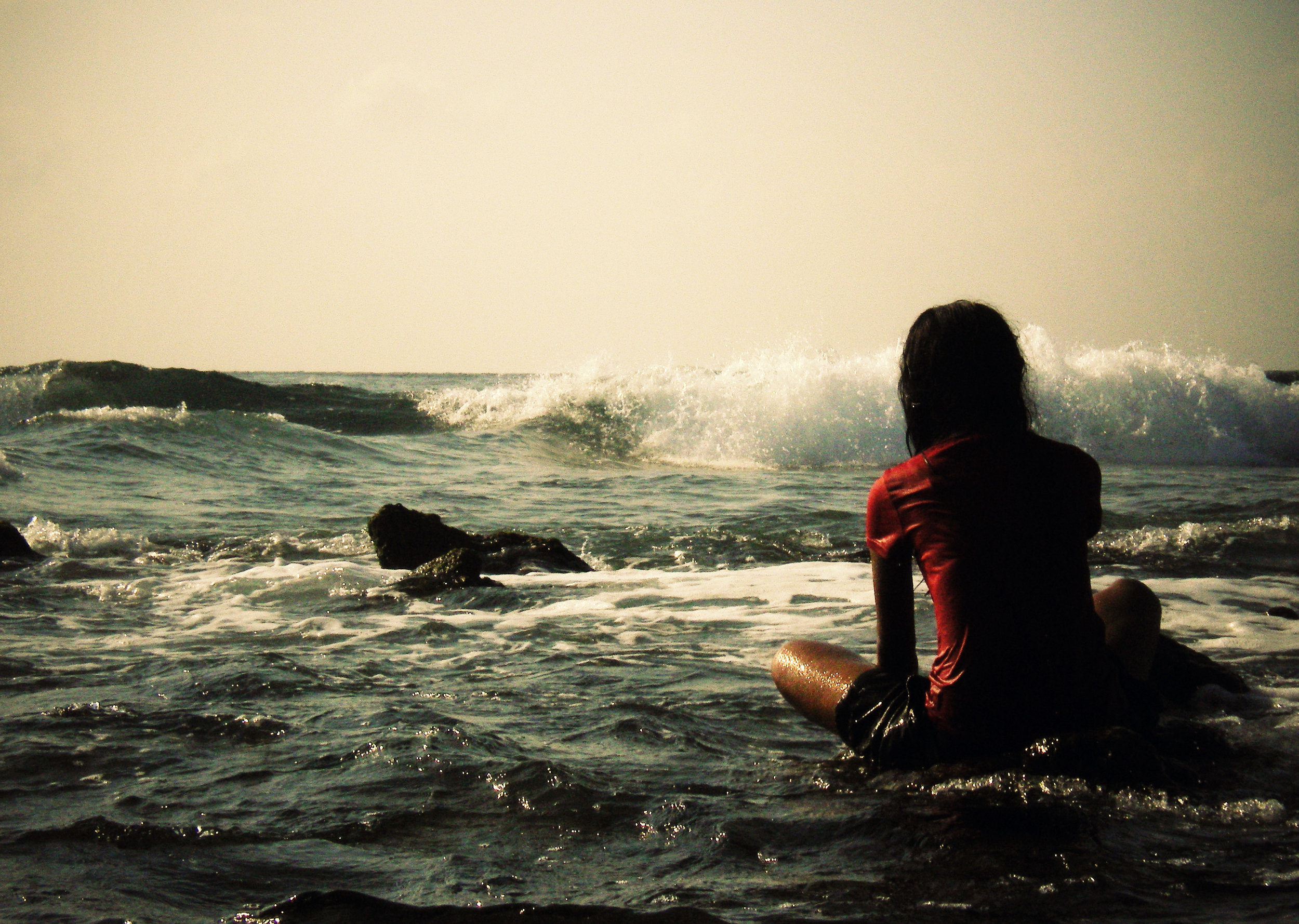 Грустью море не. Одинокая девушка у моря. Девушка на берегу моря. Девушка сидит на берегу моря. Девушка сидит возле моря.