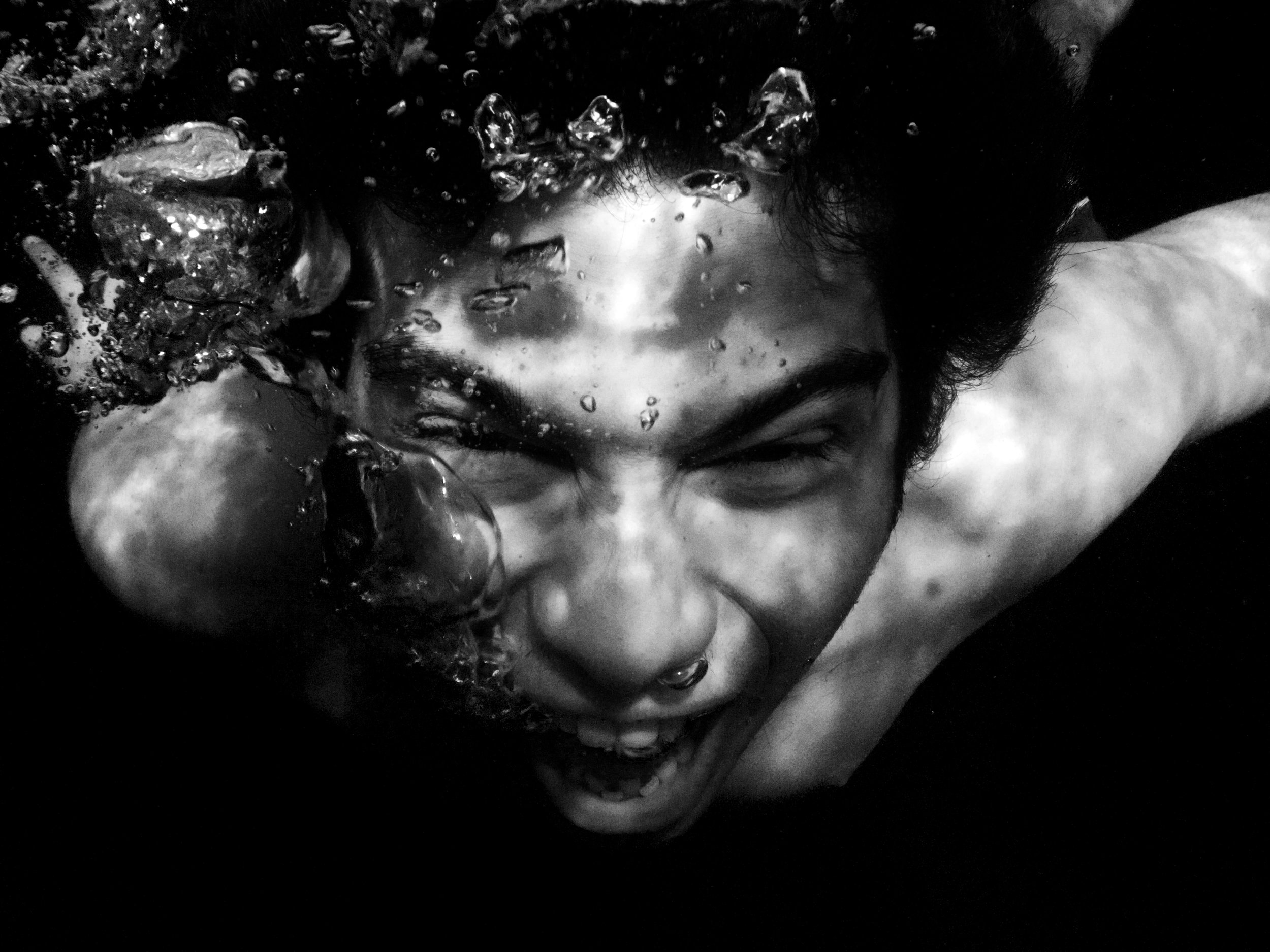 Young man screams into the water. Canon PowerShot G10 (2009)