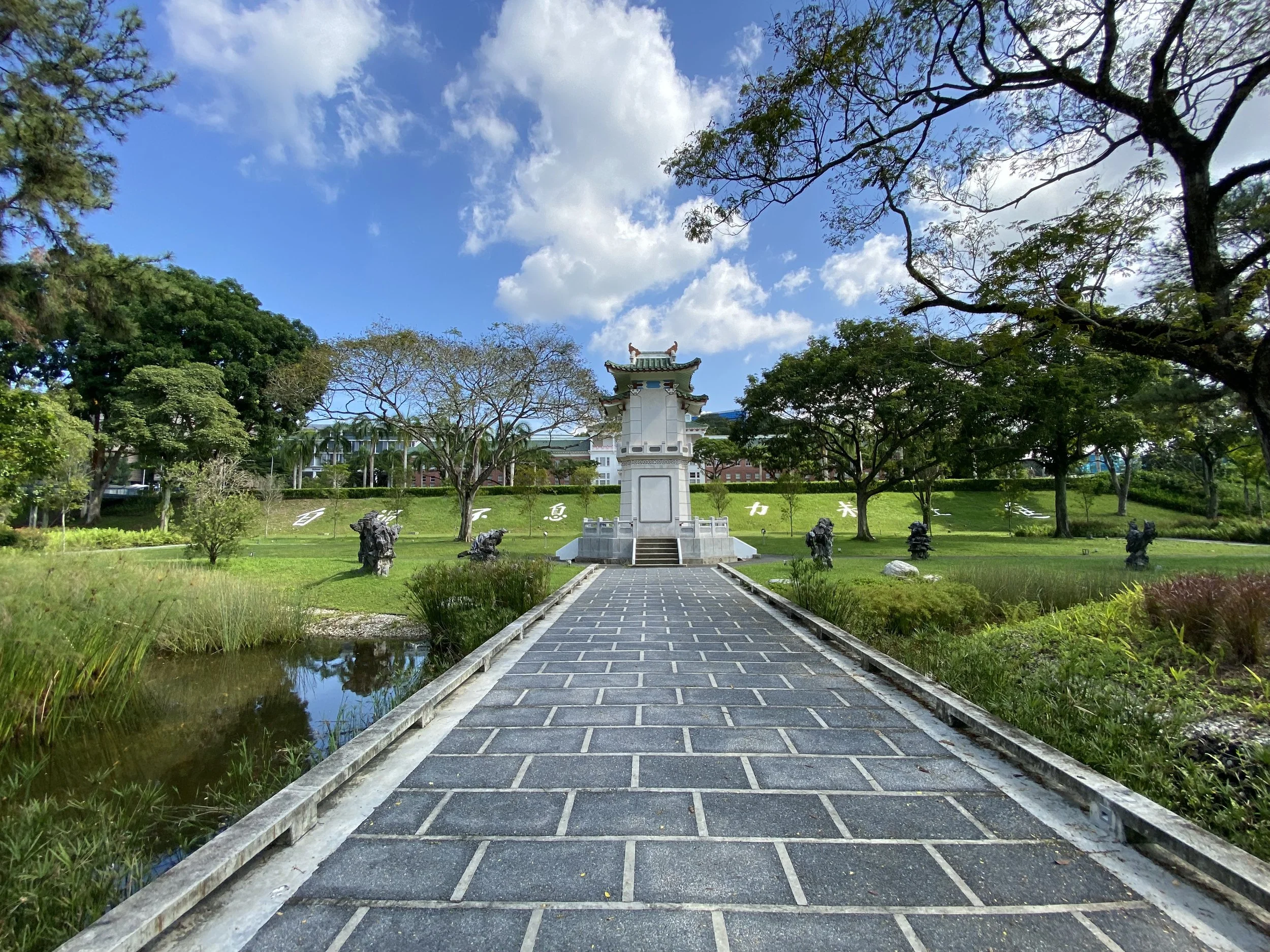 YUNNAN GARDEN 07.JPG