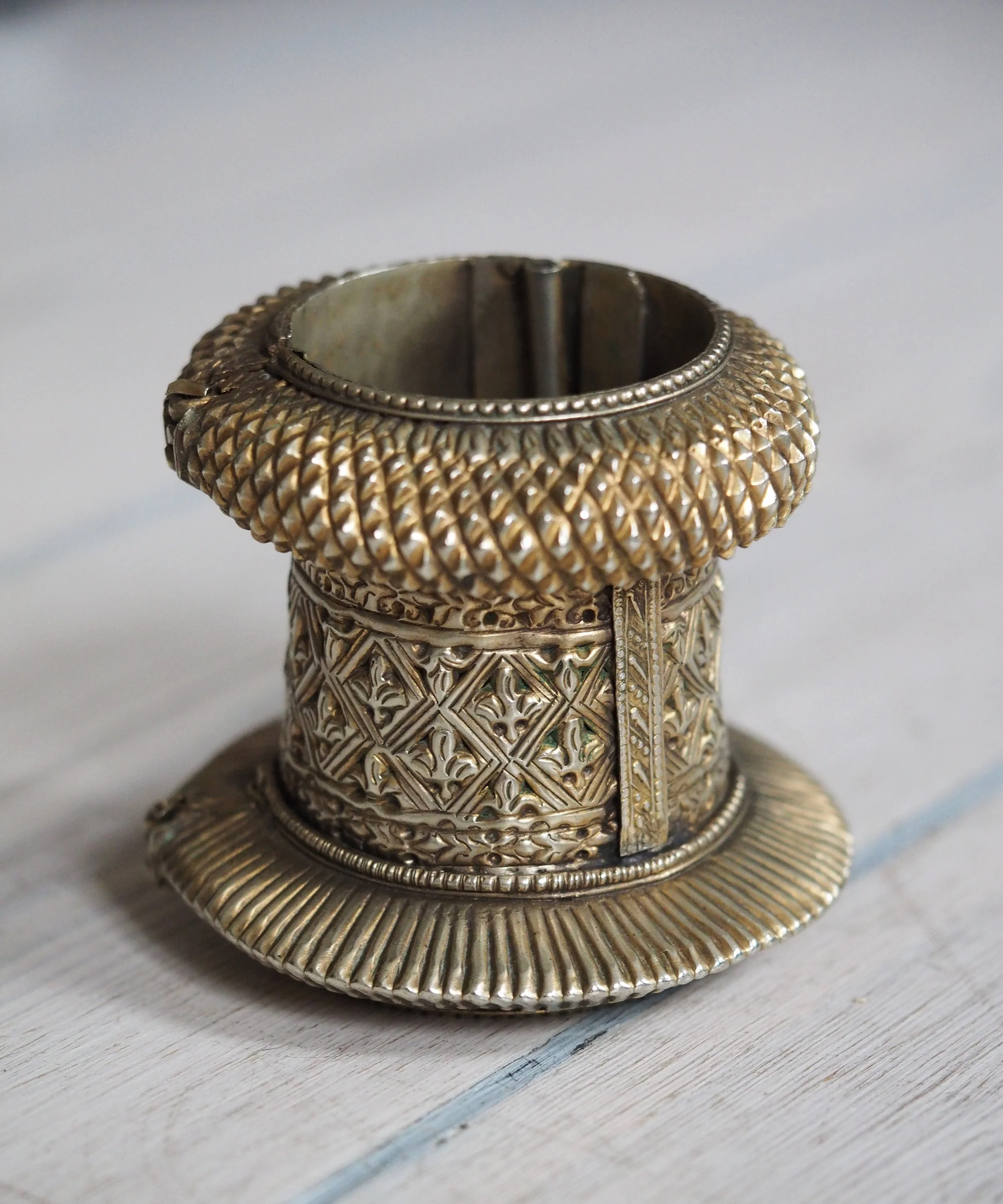 Rare and old gilt cuff, Gujarat or rajsthani India — Karlsson Wickman