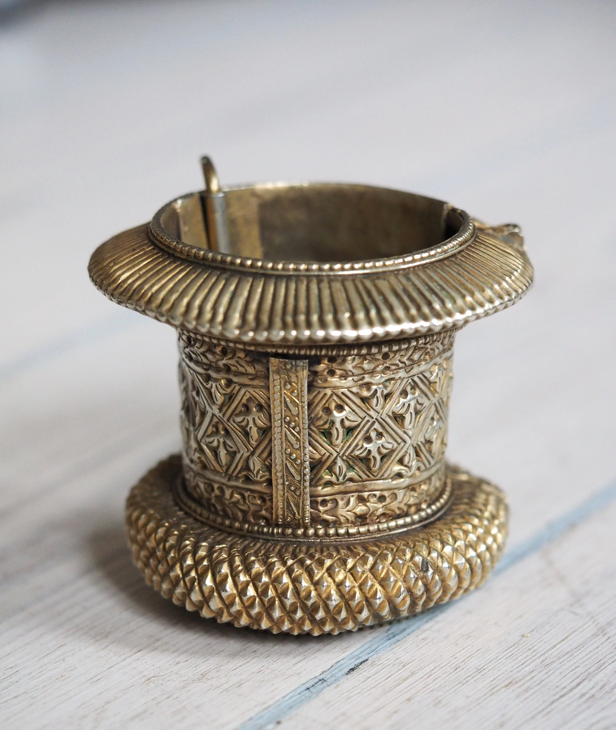 Rare and old gilt cuff, Gujarat or rajsthani India — Karlsson Wickman