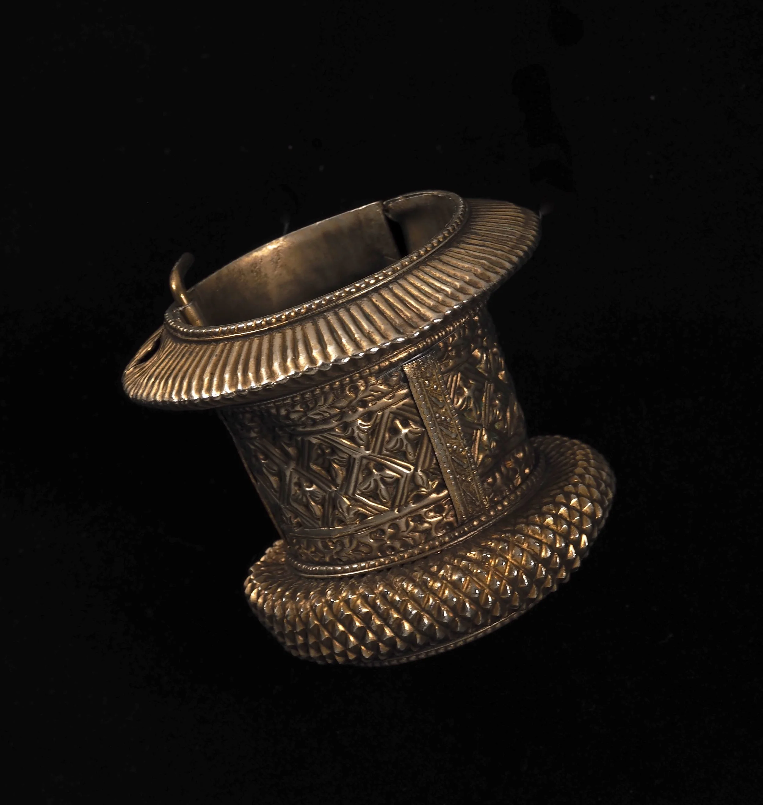 Rare and old gilt cuff, Gujarat or rajsthani India — Karlsson Wickman