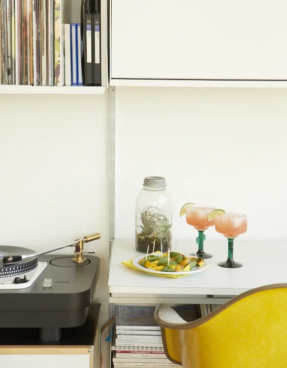 Cocktail Club, Abrams