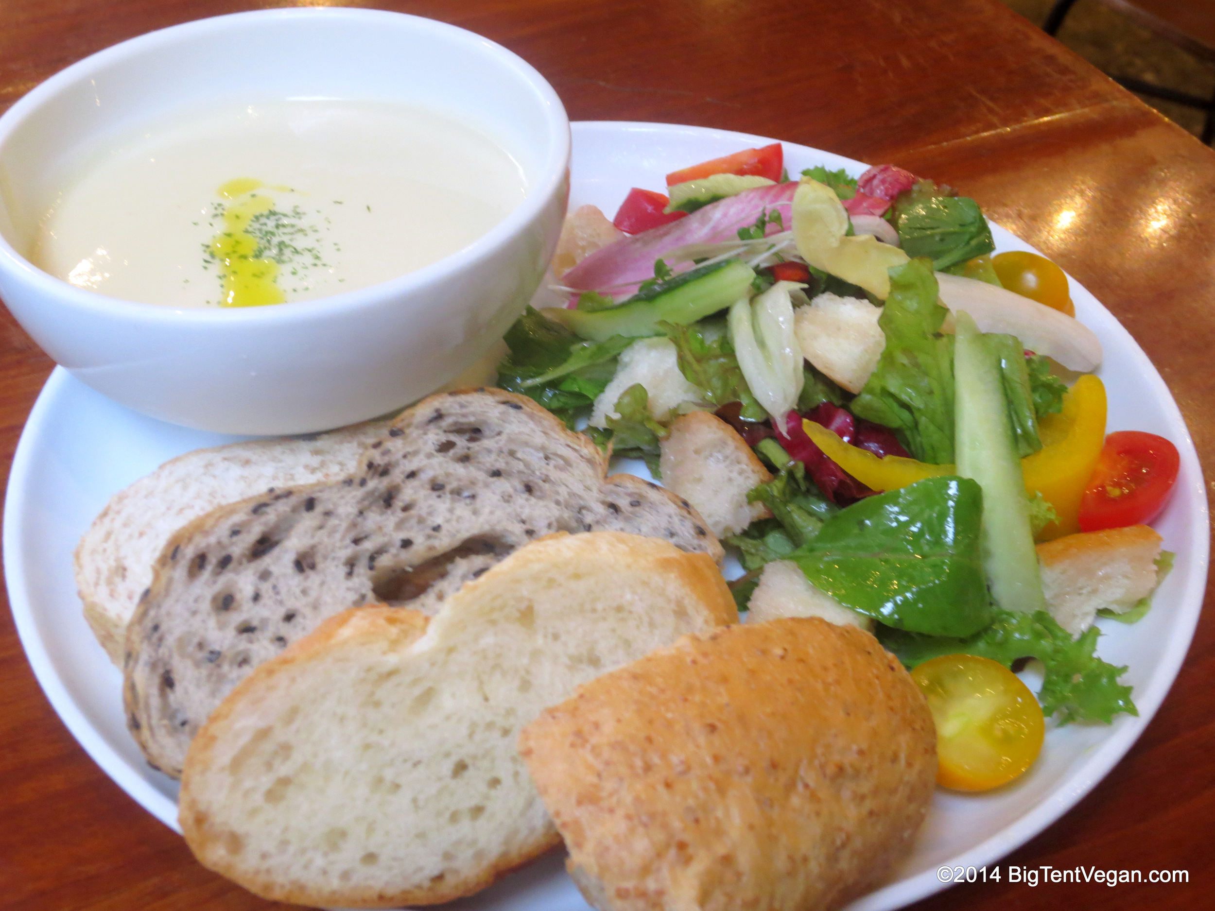 Chilled Potato Leek Soup with Panzanella Salad and Assorted Artisan Bread at Eat More Greens in Tokyo, Japan (100% vegetarian restaurant, very vegan-friendly)