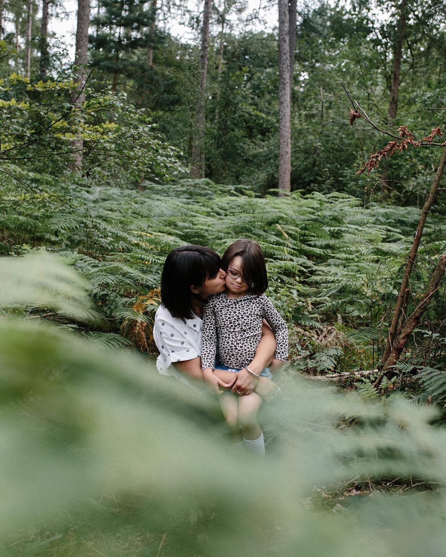 Elsie and her Momma 🌿
&bull;
&bull;
&bull;
@shootitmommaphoto 
&bull;
&bull;
&bull;
#portraitsession #motheranddaughter #woodlandwalk #photographer #portraitphotographer #familyphotographer #newbornphotographer #makeportraits #rutlandphotographer #o