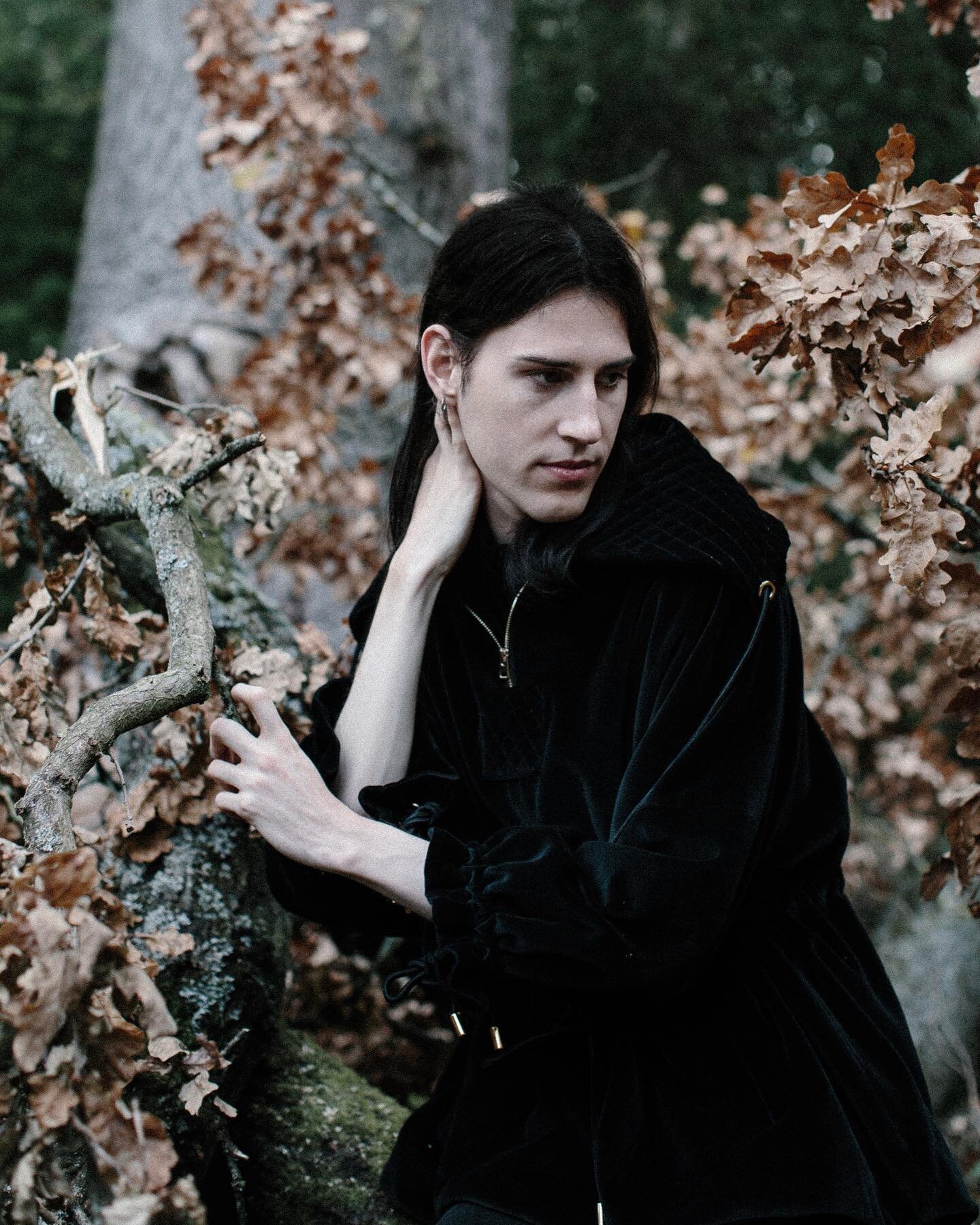 Autumnal Portraits 🍁 

My absolute favourite time of year for outdoor portrait sessions, you can&rsquo;t create these colours in any other setting at any other time of year 🍂

Ryan is an incredible Artist and it was lovely to spend dusk walking thr