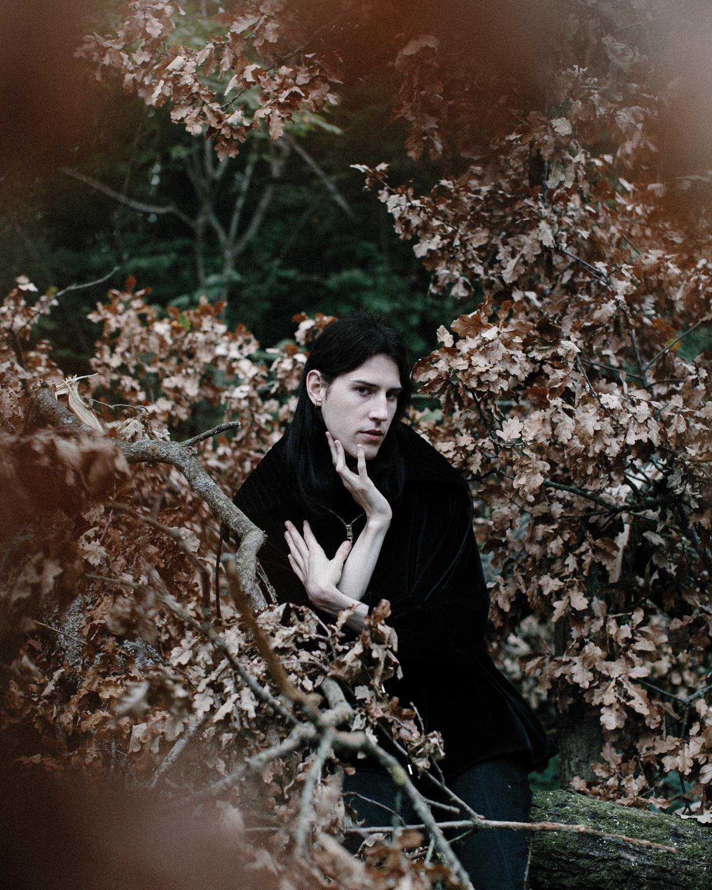 Autumnal Portraits 🍁 

My absolute favourite time of year for outdoor portrait sessions, you can&rsquo;t create these colours in any other setting at any other time of year 🍂

Ryan is an incredible Artist and it was lovely to spend dusk walking thr