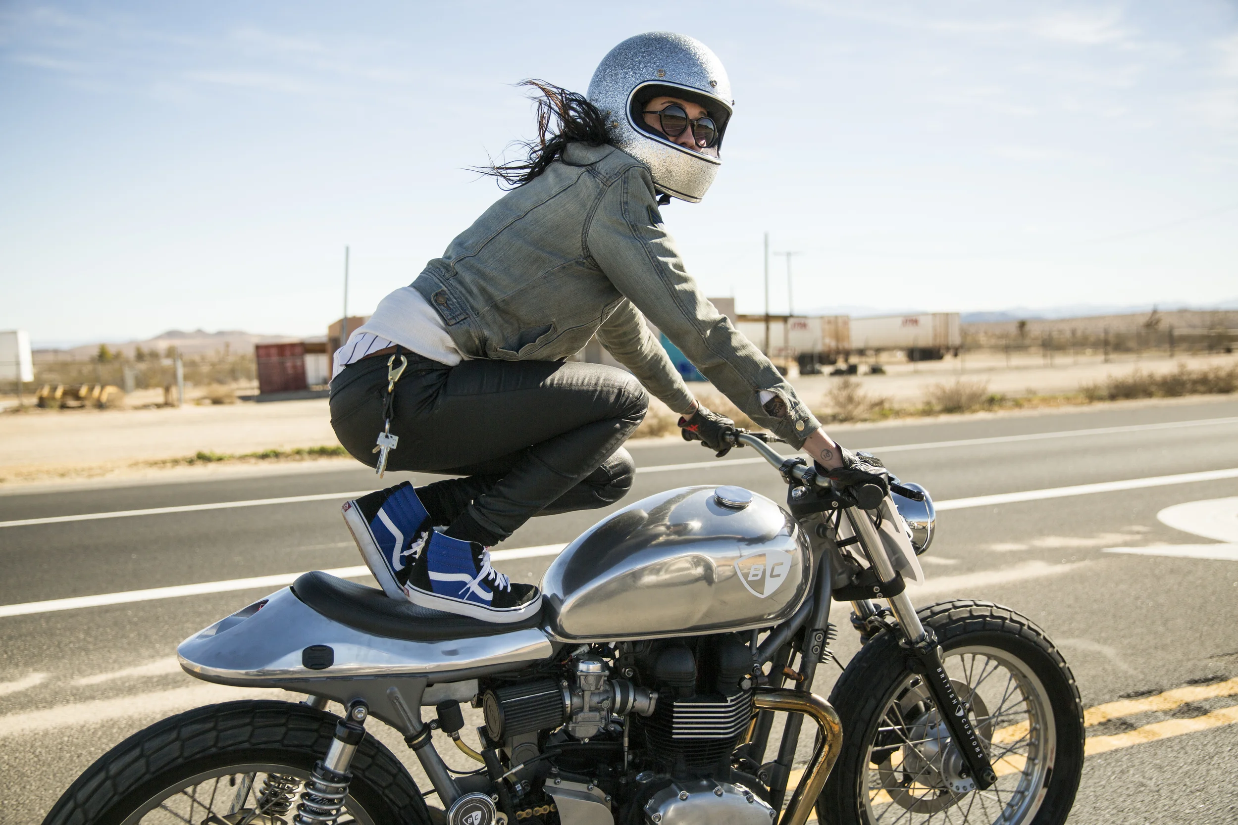 Девушка на мотоцикле Triumph