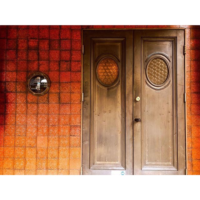 🍊
.
.
.
.
#burntorange #orange #doorsofinstagram #doors #doorlovers #colorful #colorsofbrooklyn