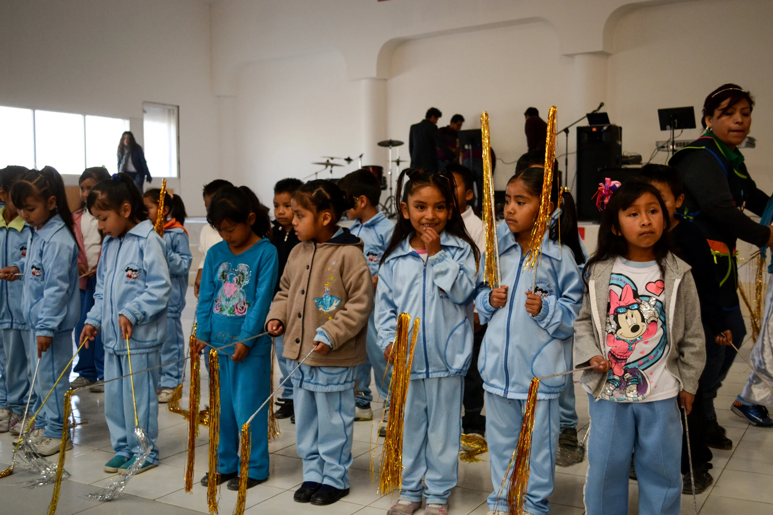 Felix is in the second row. You can see him between the girl in the turquoise sweats and the girl with the tan jacket.