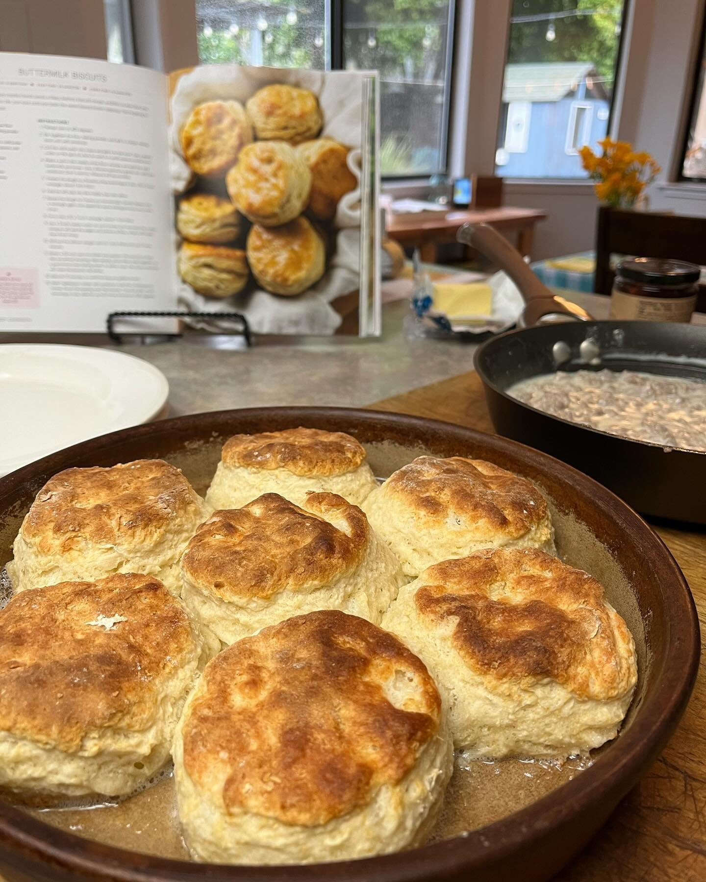 🎶&rdquo;When the weather outside is frightful&hellip;&rdquo;🎶

Oh wait&hellip;it is not winter? Just April showers?

Well anyway, it was the &ldquo;perfect&rdquo; weather for homemade buttermilk biscuits and sausage gravy for dinner 😋 #aprilshower