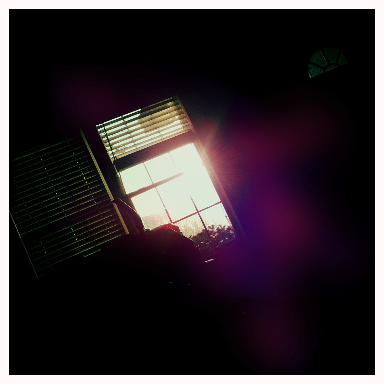Sun coming through the window 8
John S Lens, Blanko Film, Dreampop Flash, 