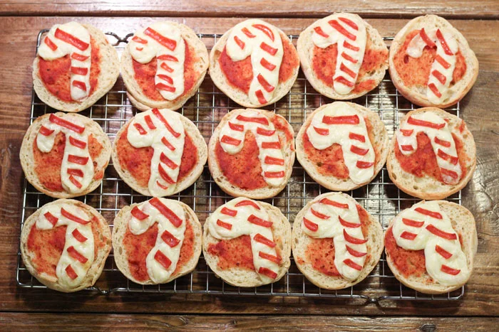 121913-candy-cane-pizza.jpg