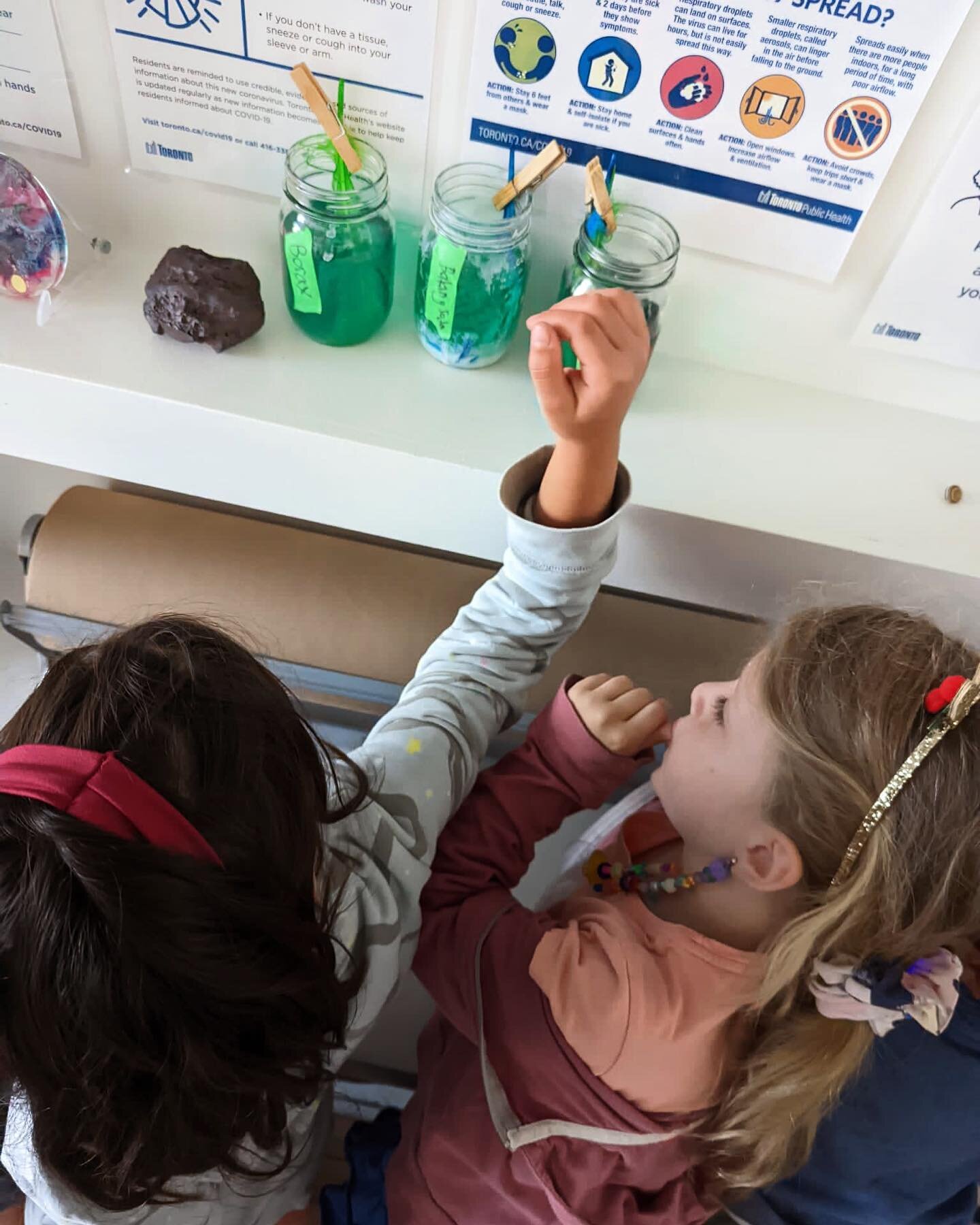 It&rsquo;s always fun doing experiments! This week we are nurturing our curiosity by growing and comparing crystals formed from different powders!

There are still some spots left for a few weeks, so sign up now! 🔎🥼