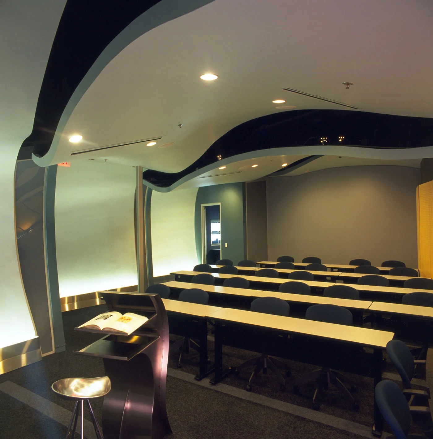 09_theater_c.jpg