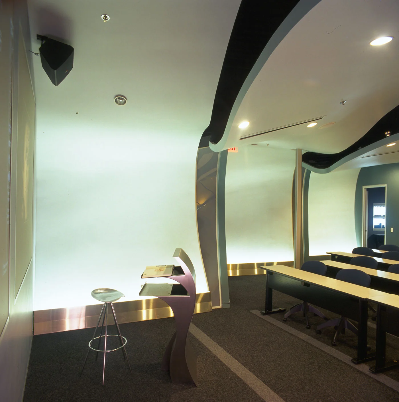 10_theater_d.jpg