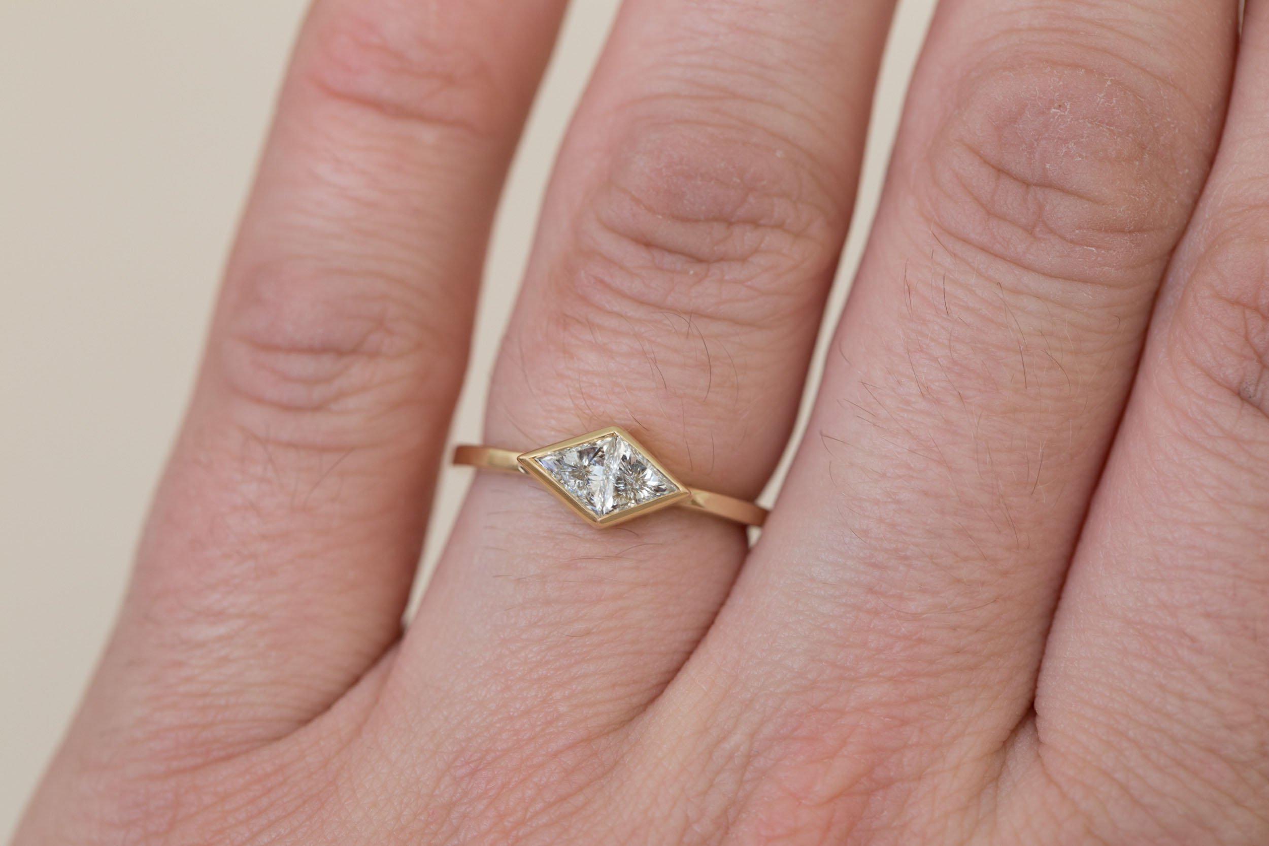 NieuwZeeland Voorzien Grommen Avens Ring | Diamond Rhombus Engagement Ring 0.40 ct | 14k Recycled Gold —  Mineralogy