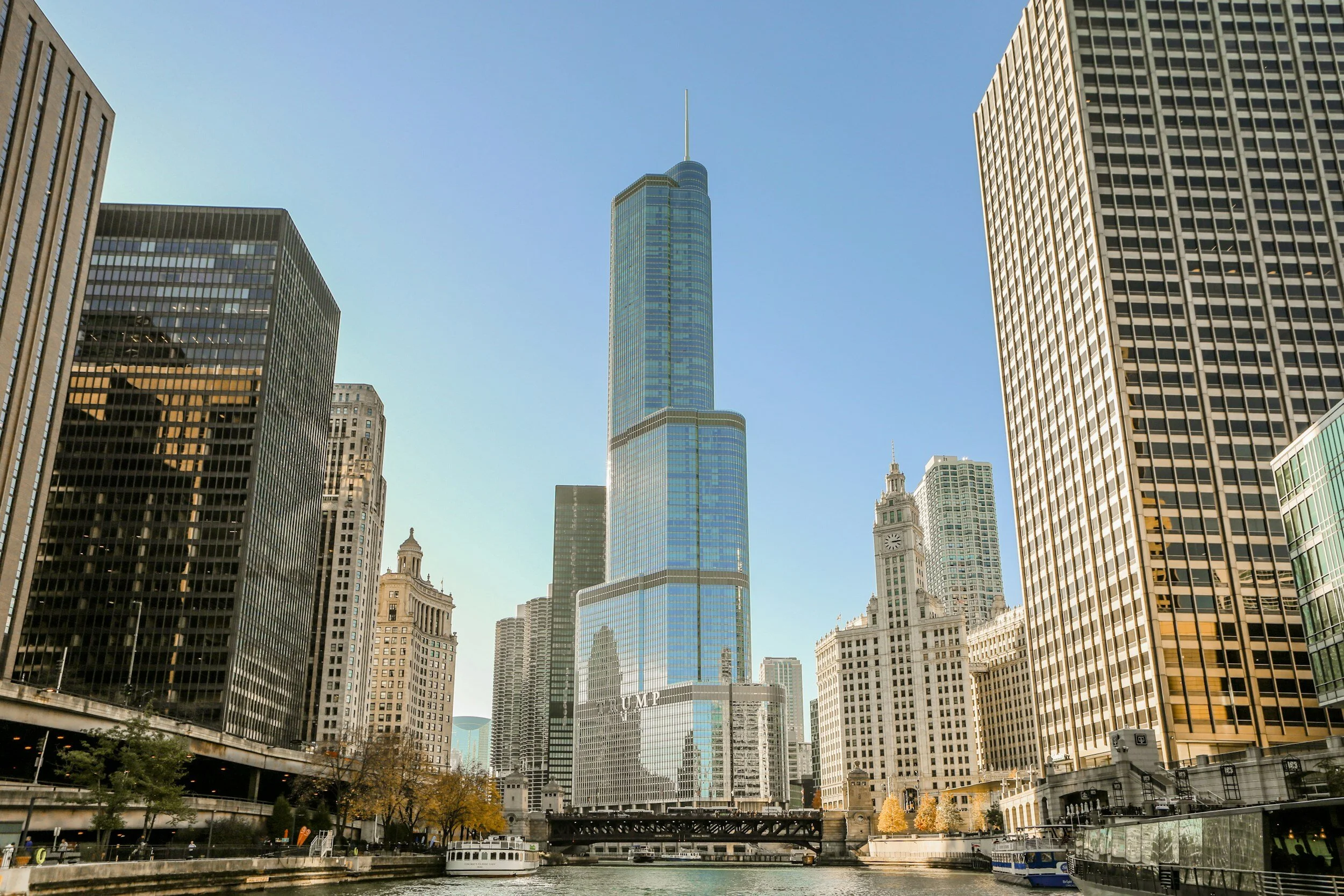 Vista diurna del Trump International Hotel & Tower Chicago en el río