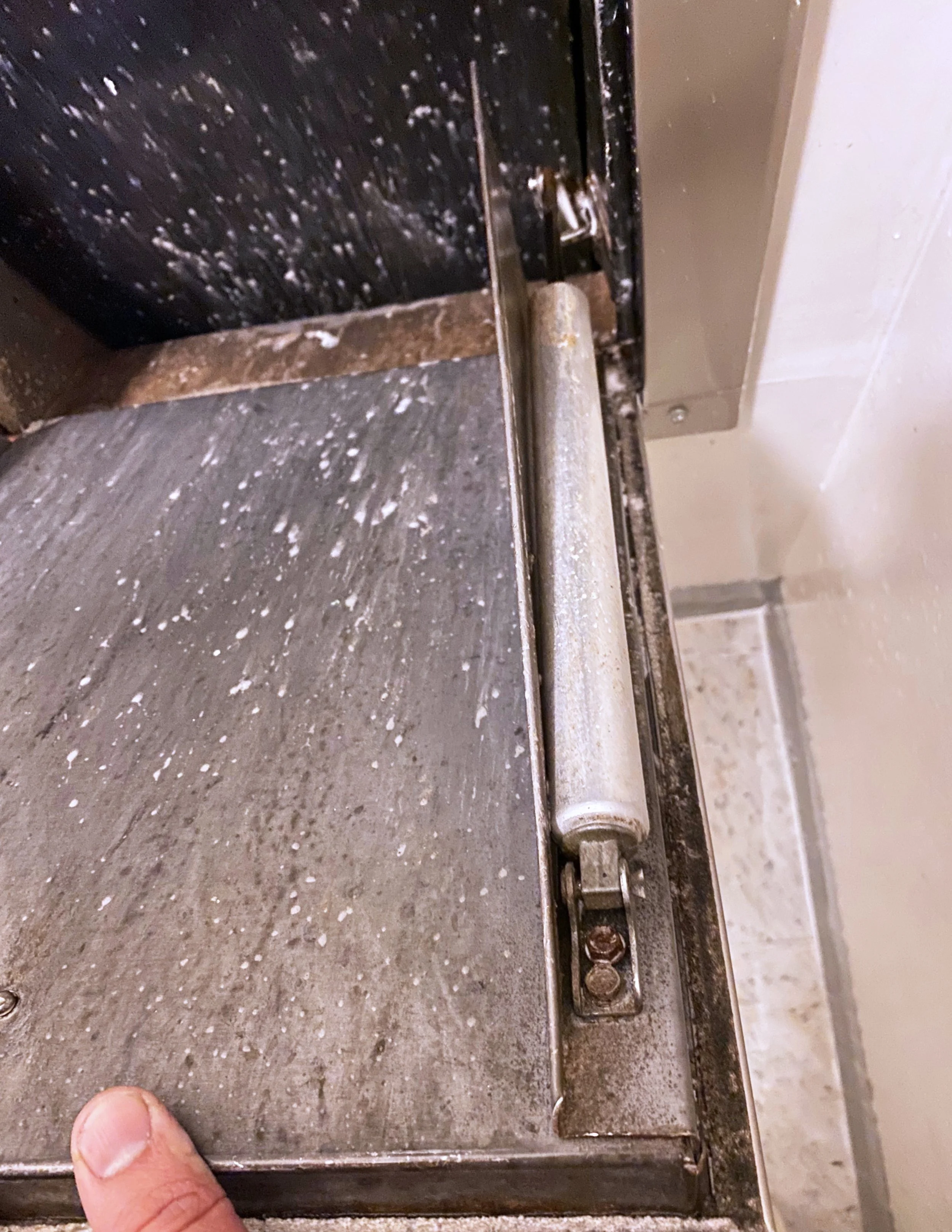 maximum-kleaning-trash-chute-cleaning-4.JPG
