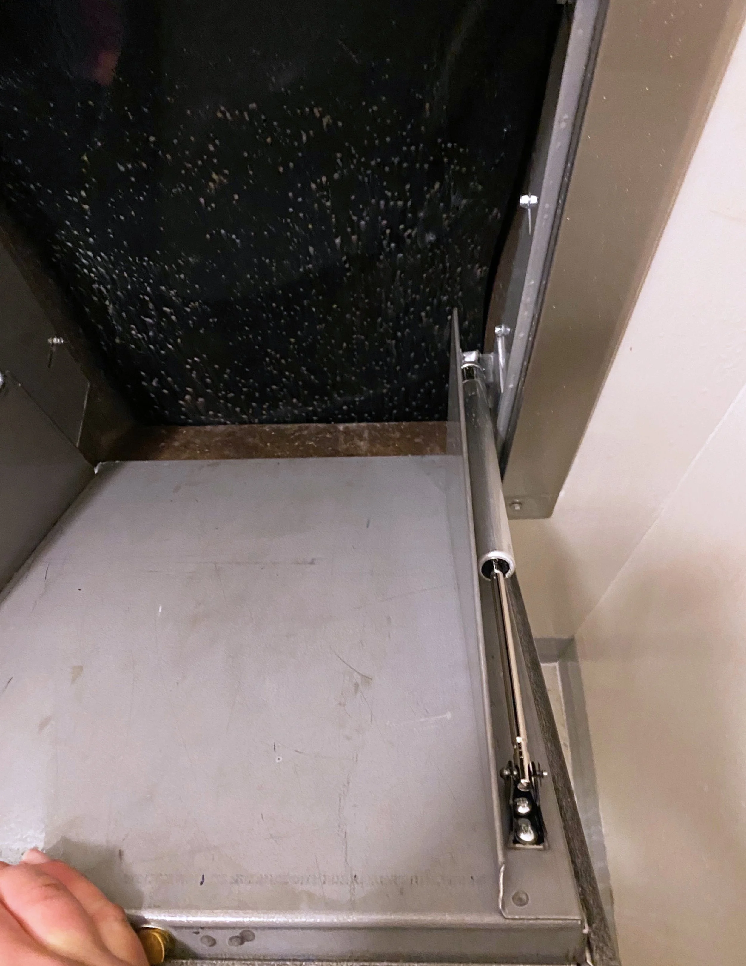 maximum-kleaning-trash-chute-cleaning-5.JPG
