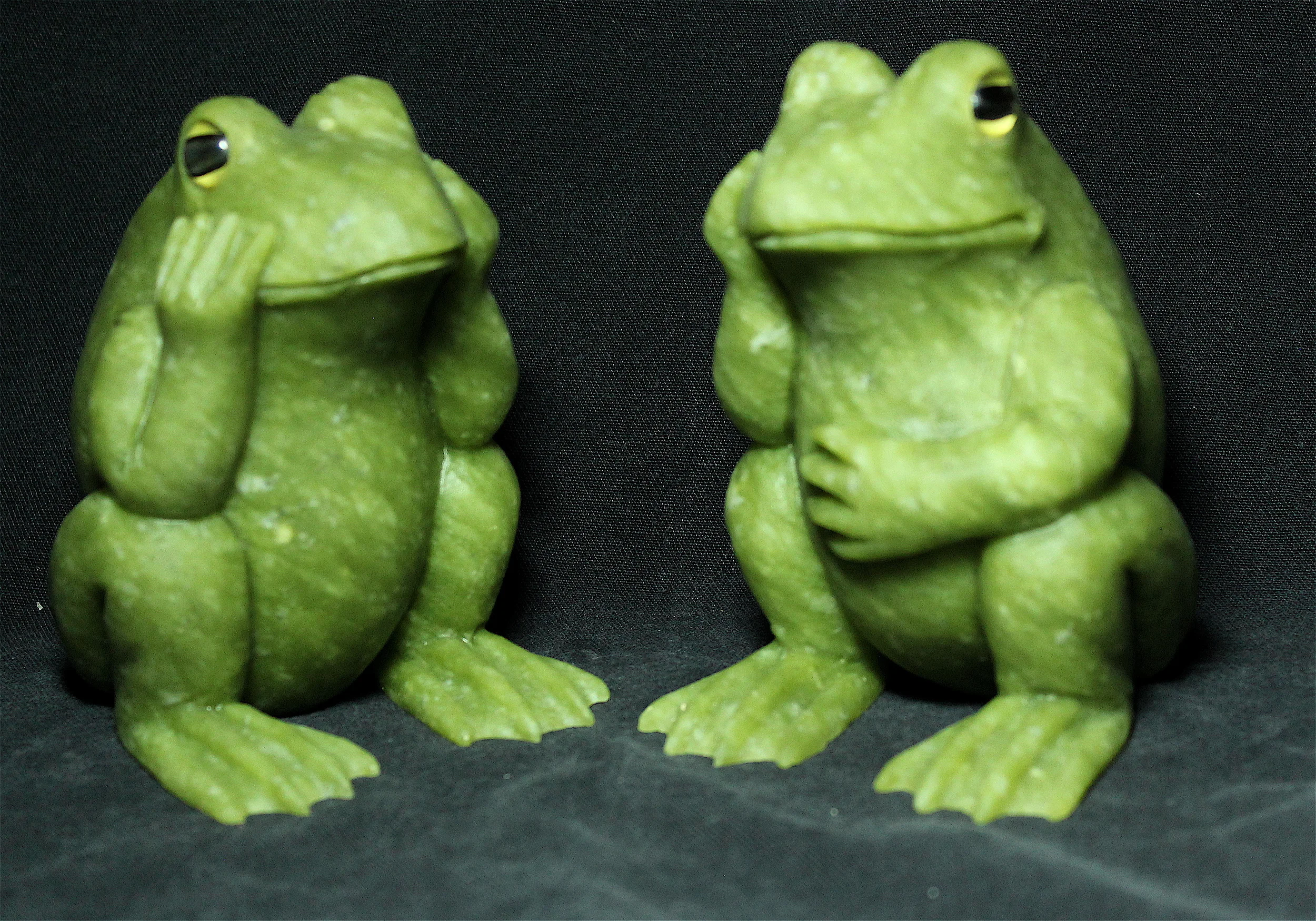 pair of carved serpentine frogs, each about 11 cm tall