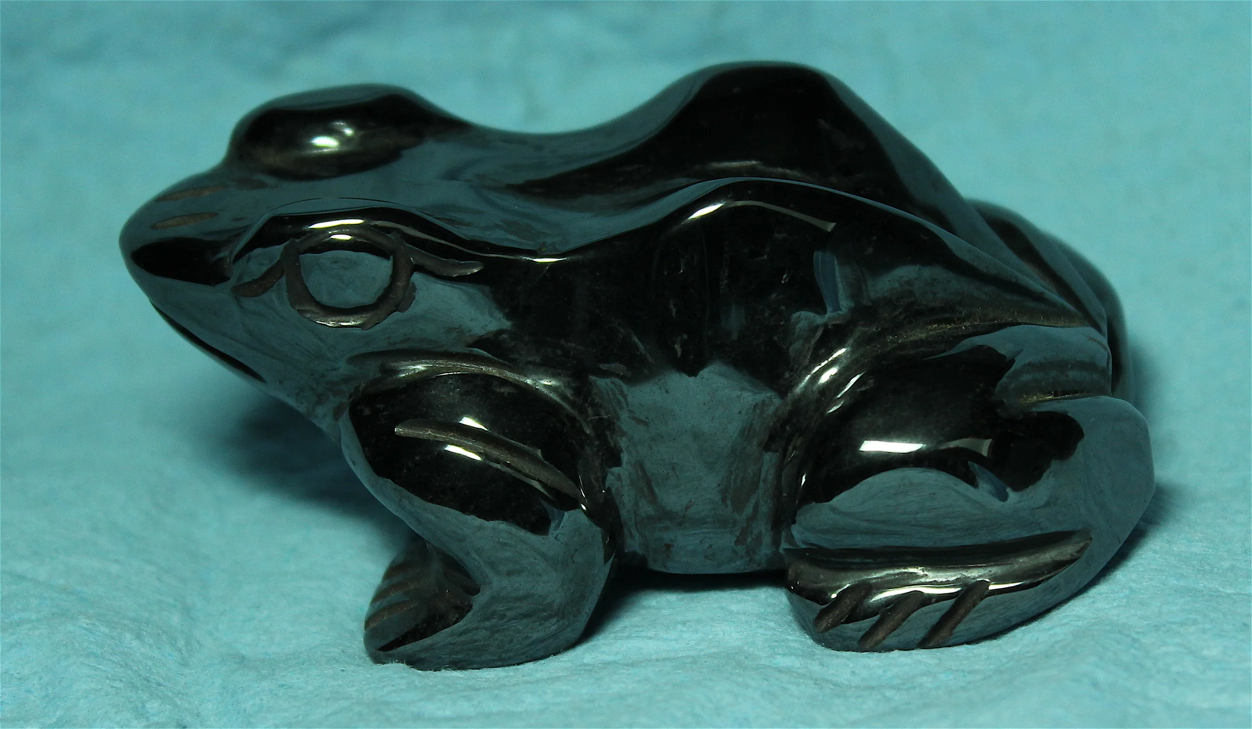 Hematite carved frog, 7 cm long