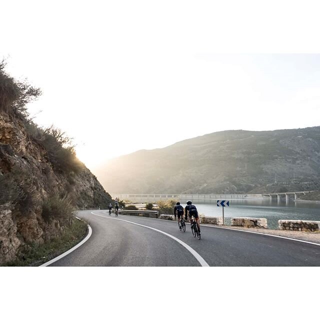 Rolling down from the mountains back to our base in V&eacute;lez.

#cyclinginspain #cyclingwomen #visitspain #cyclingholidays #costatropical #cyclecostatropical #sierranevadapain #outsideisfree #landevei #fietsen #radfahren #vscocycling #sierranevada