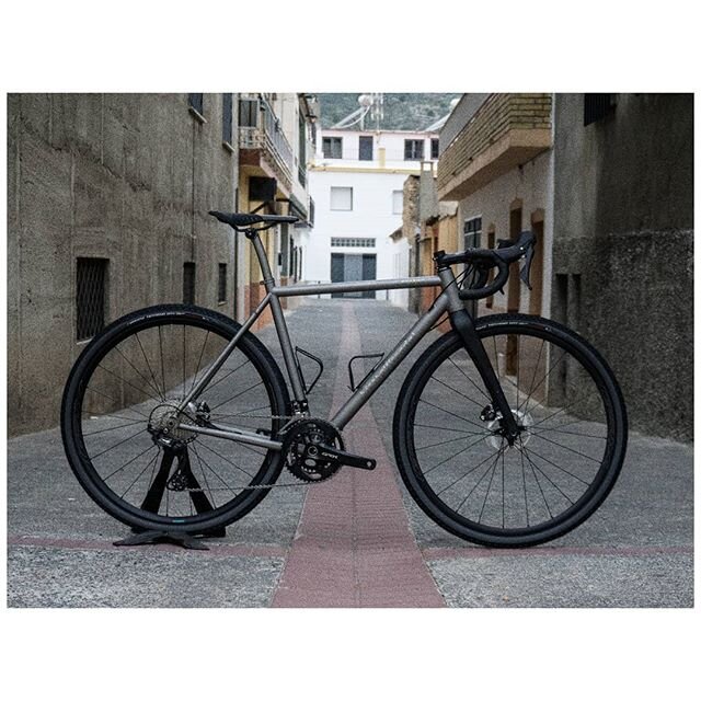 CSN IV aka El Grande - Some say its potentially the most lethal thing to eminate from China since the Corona virus.

#gravelbikesfromhelll #graveldiaries #gravelcyclist #groad #tibikes #titaniumbicycle #hechoenespa&ntilde;a #tiisfly #tibikesmatter