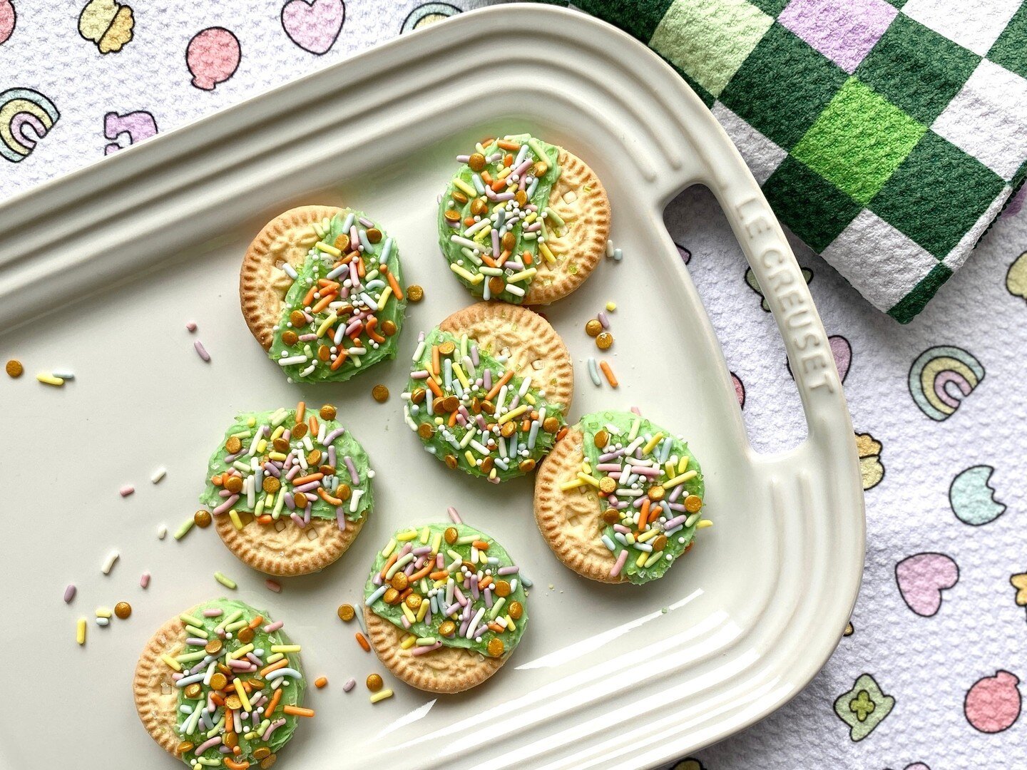 These cute St. Patty's 'End of the Rainbow' Cookies were SO easy to make and totally wowed my little leprechauns. WIN WIN. Link in bio for both the adorable 'recipe' AND for 15% off the adorable Geometry Tea Towels, too. Use DarcieC15 at checkout any