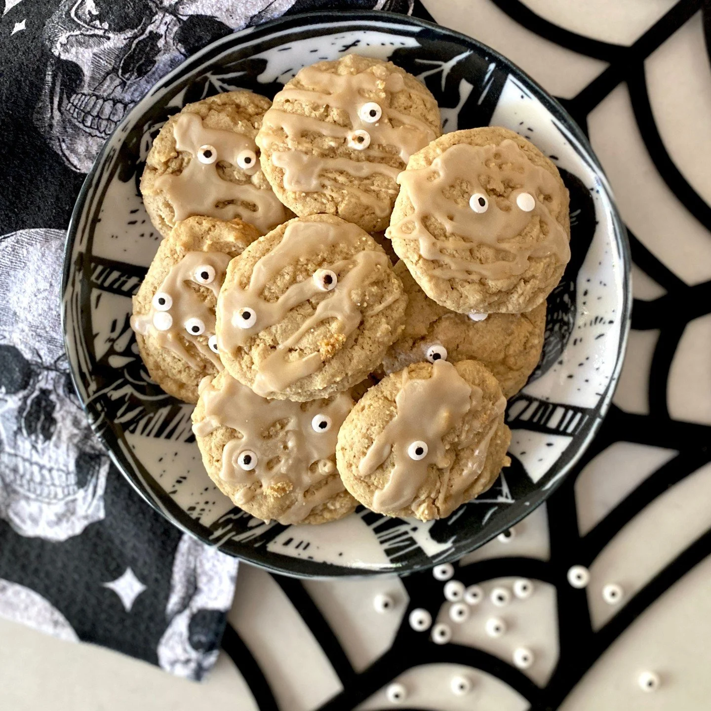 BOO! These Double Maple Mummy Cookies are my favorite cookies of the year to make and especially to EAT 🧡🖤 They&rsquo;re super delicious, super easy and so darn cute 👻 Link in bio for the recipe.⁠
⁠
#halloweenbaking #halloween #holidaybaking #bake
