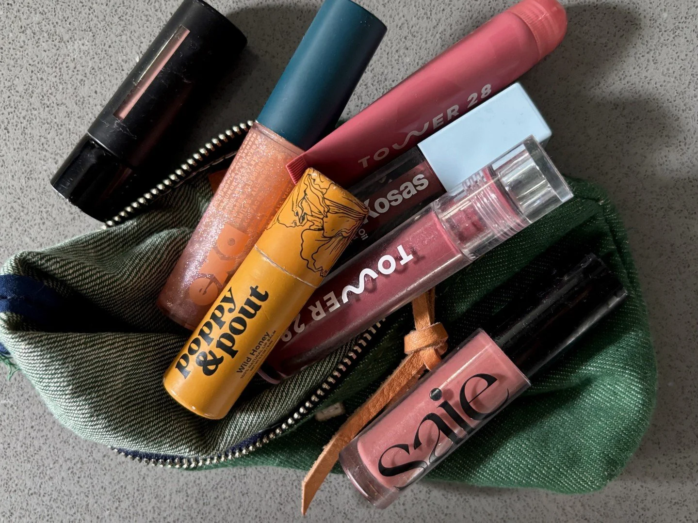 How many is too many to always keep in my bag? Rhetorical question, of course... Link in bio for my pretty list of favorite Clean Lip Stuff, including the shades I love💋⁠
⁠
#giftalittlehappiness💛⁠
⁠
#cleanbeauty #crueltyfreebeauty #healthyskin #cle