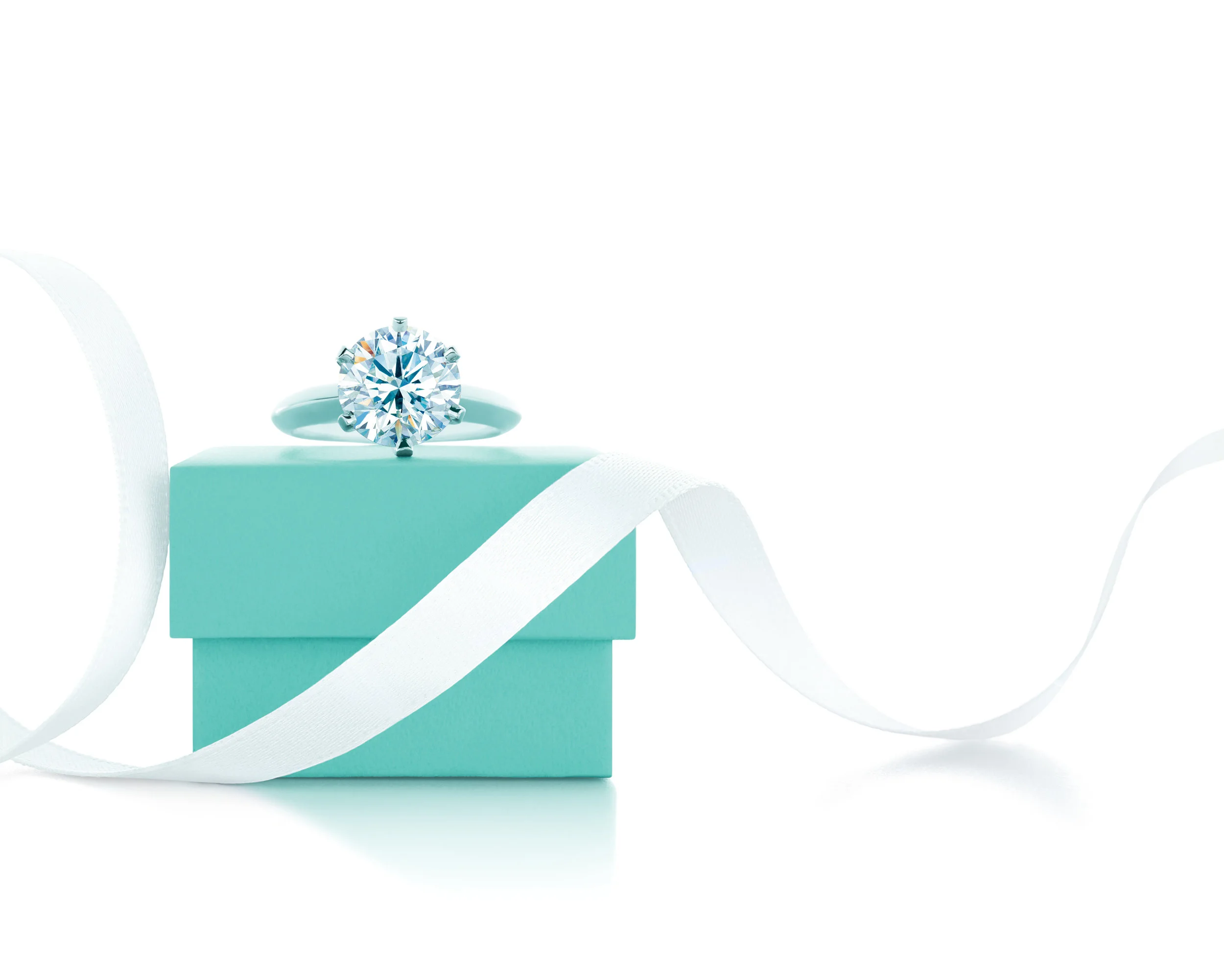 HK The Tiffany? Setting Exhibition_Tiffany Engagement Ring on the legendary blue box.jpg
