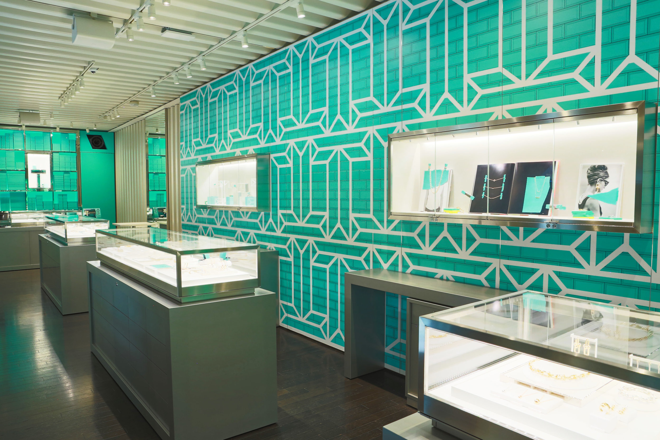  The caselines are complemented by a wall inspired by the famous Tiffany Blue Box® with floor-to-ceiling shelves to display pieces from jewelry and Home &amp; Accessories collections, creating a captivating atmosphere. 