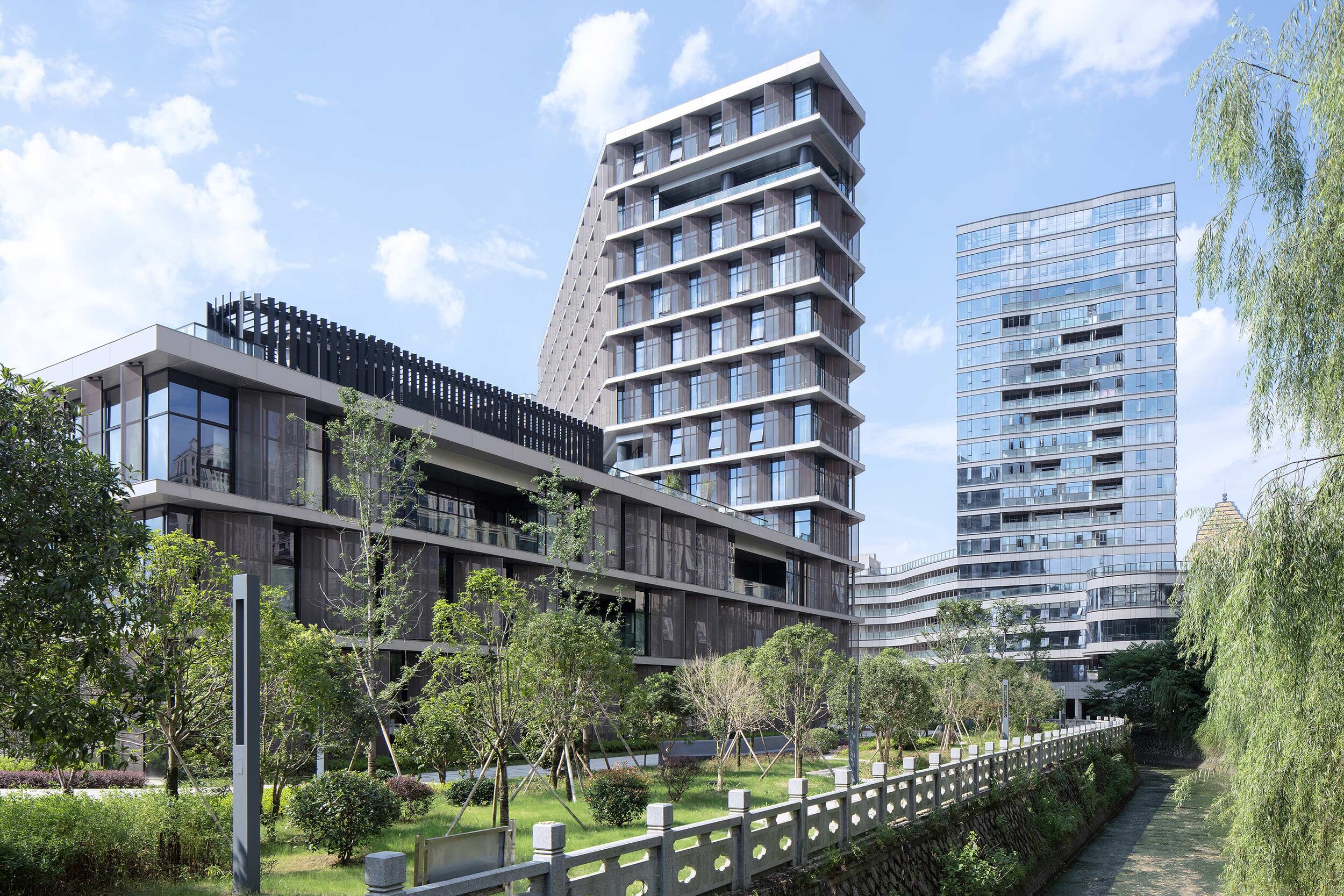 Hangzhou-Tonglu-Archives-Building-BAU-16-The-courtyard-directly-links-the-public-footpath-to-a-proposed-future-pedestrian-bridge-to-the-north.jpg