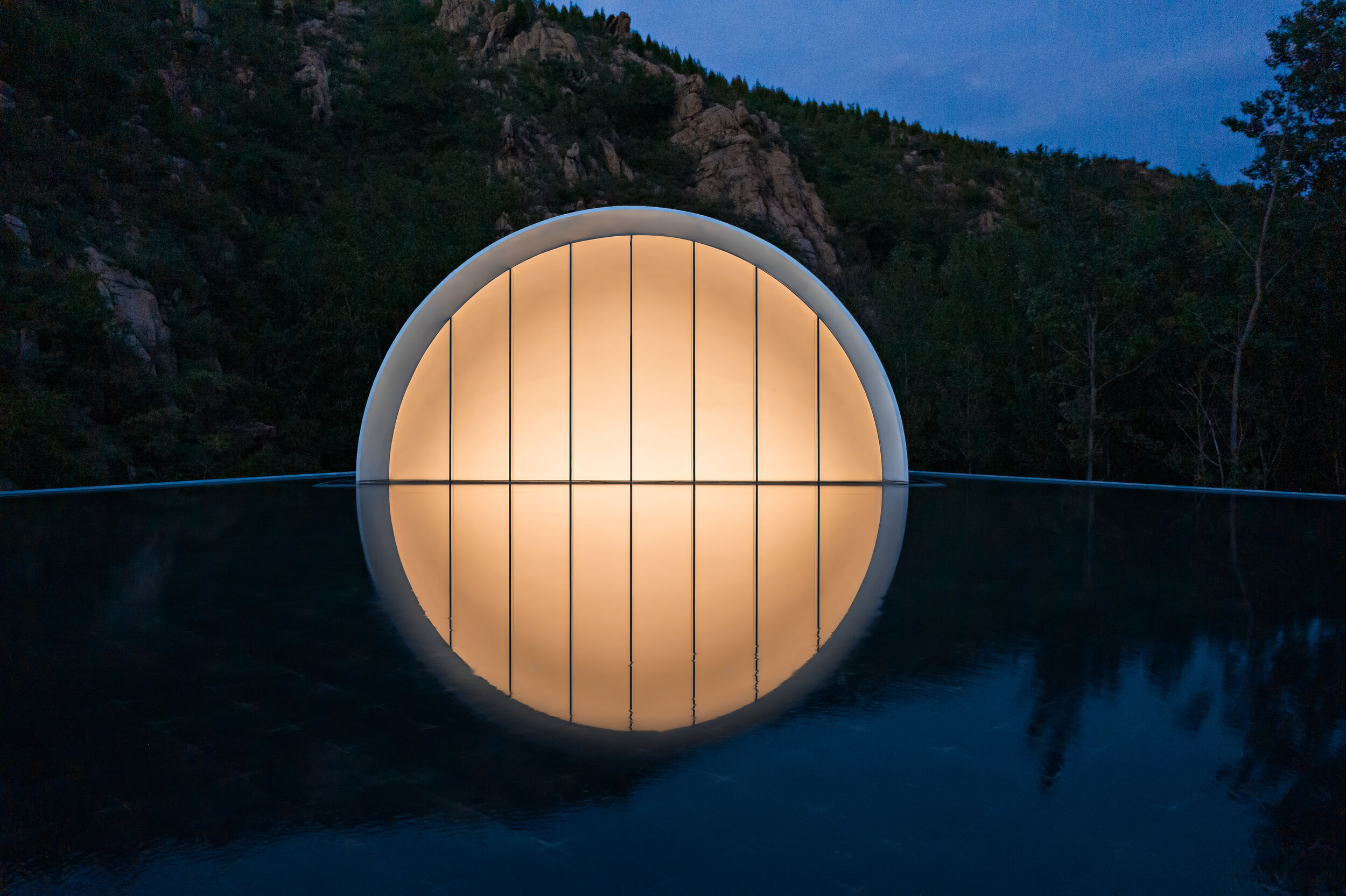 syn-architects-the-hometown-moon-09-night-view-the-moon-installation-front.jpg