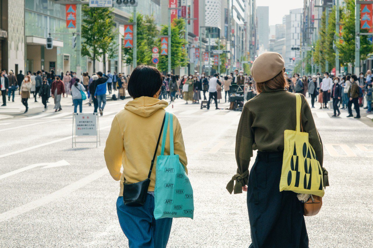  Visitors walk through Tokyo’s Ginza district during Art Week Tokyo 2021. © Art Week Tokyo 