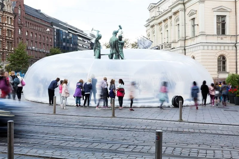 In 2017, the Three Smiths statue was surrounded by a compressed air installation designed by internationally acclaimed Plastique Fantastique. Photo: Aino Huovio, Helsinki Design Week